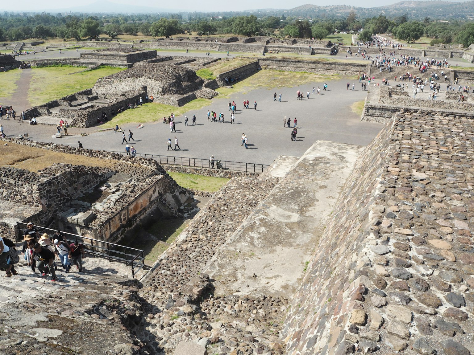 Pemandangan udara reruntuhan kuno Teotihuacan dengan banyak pengunjung berjalan