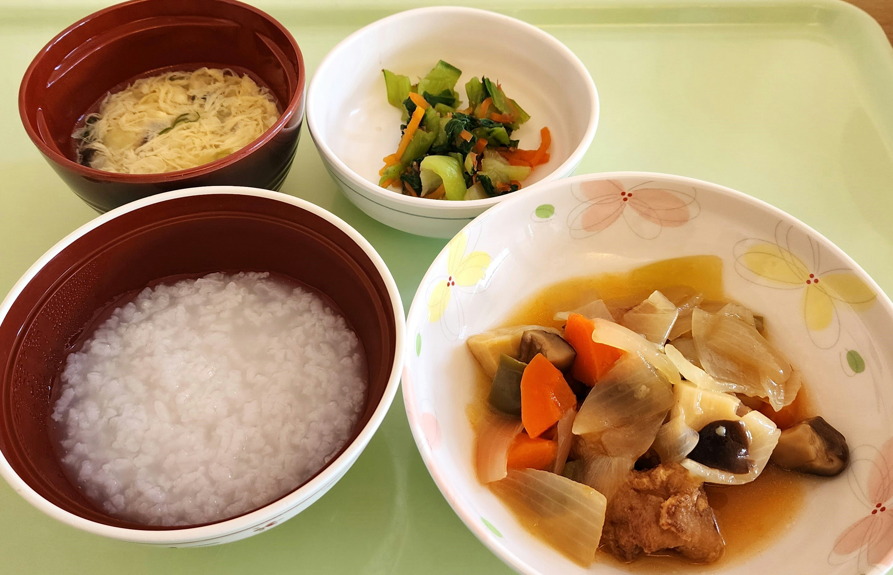 お皿に盛られた和食の給食風メニュー