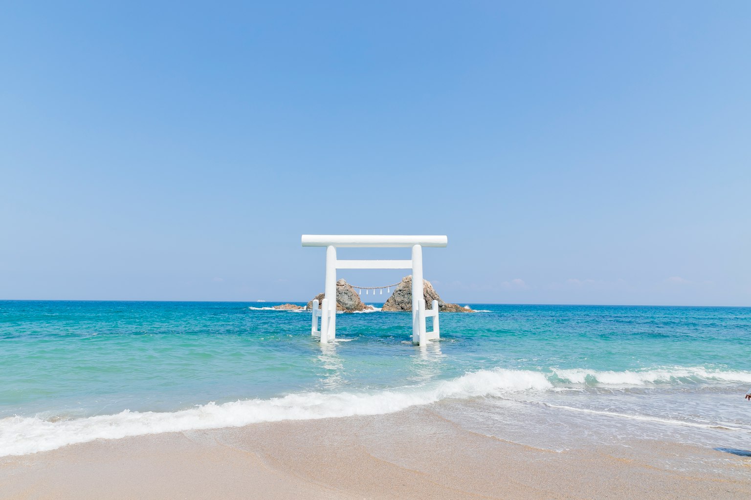 海灘場景，藍色海洋和白色鳥居