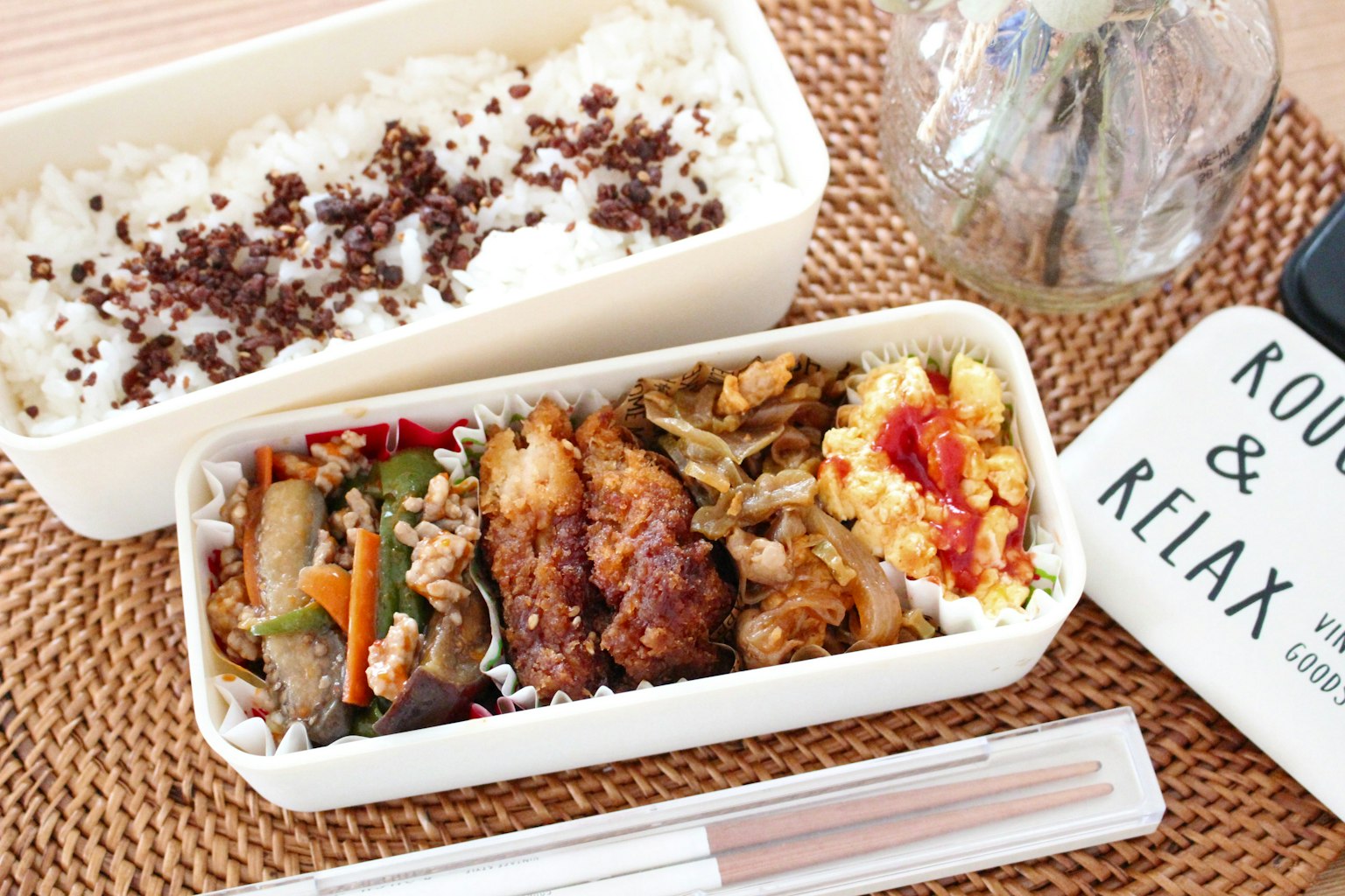 Une boîte à bento remplie de plats délicieux et de riz blanc