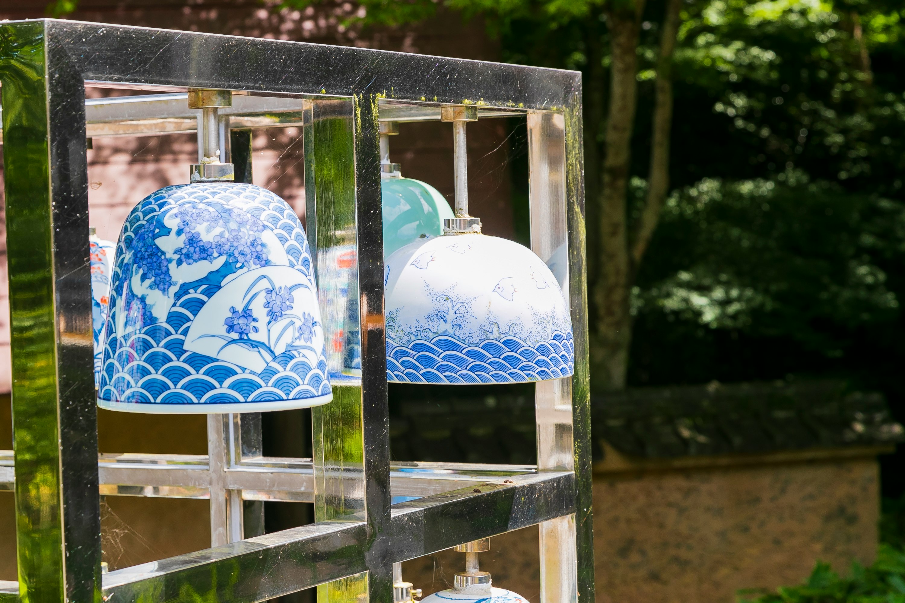 Vitrine extérieure avec abat-jours à motif de vagues bleues