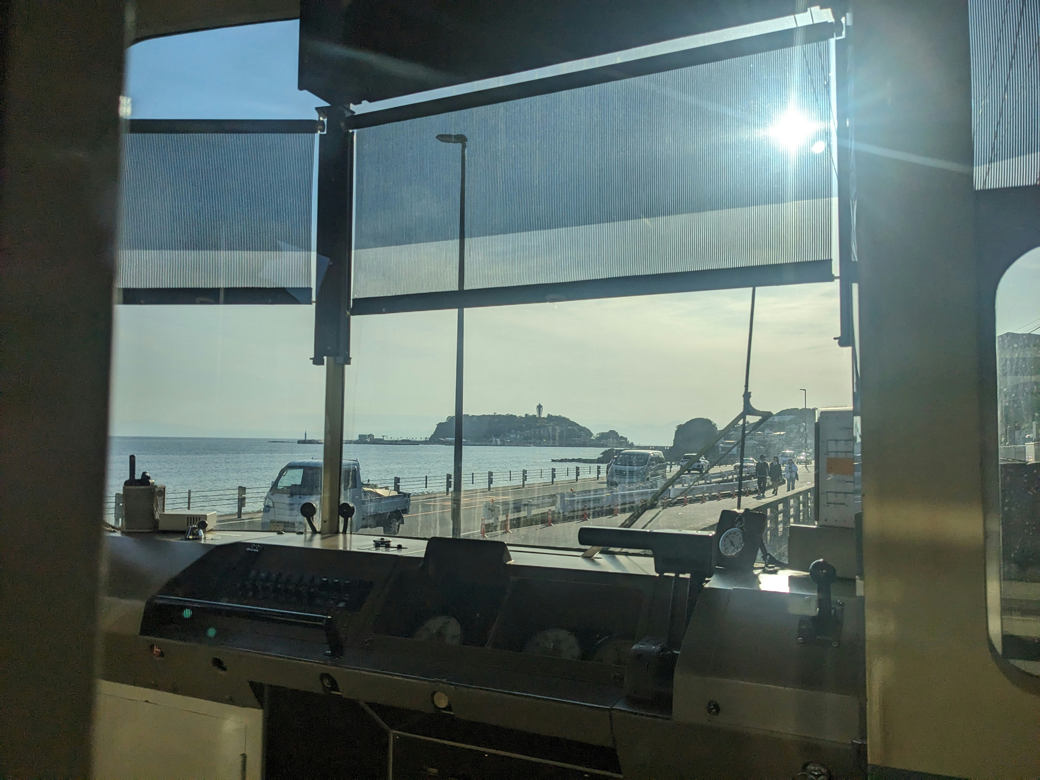 Blick auf das Meer von Enoshima durch das Fenster der Enoden