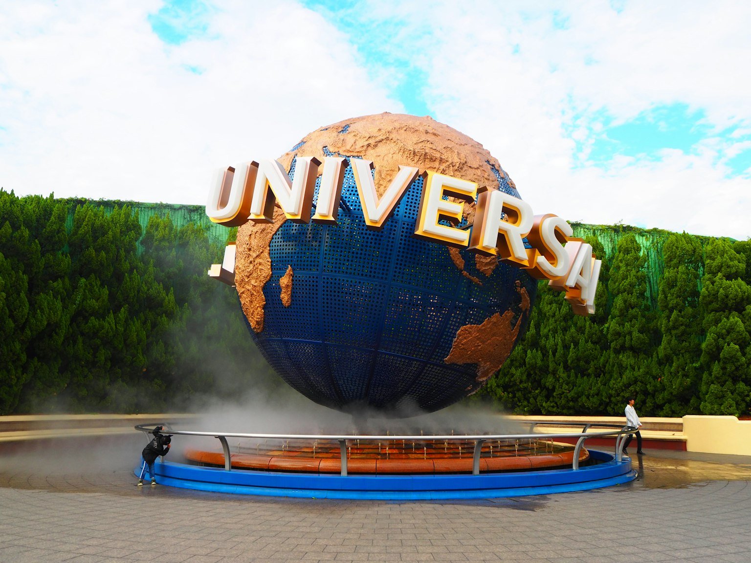 Patung globe Universal dengan latar belakang hijau