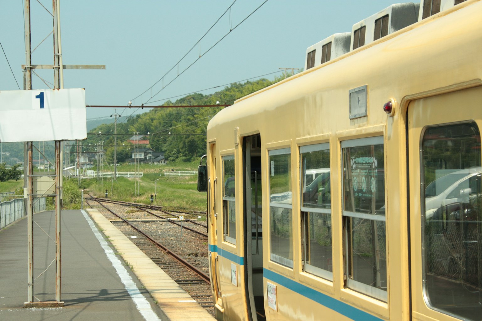 黃色火車在車站和標誌