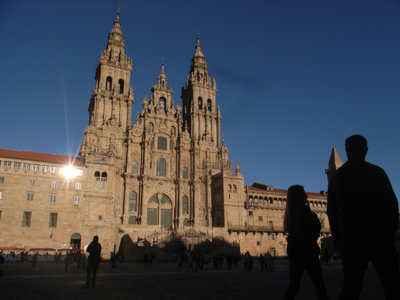 Silhouette der Kathedrale von Santiago de Compostela in der Dämmerung