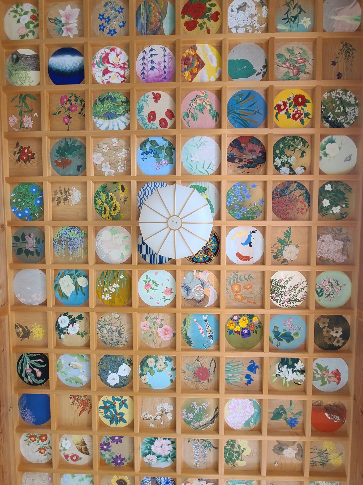 一個展示各種圖案的彩色圓形磚的木框