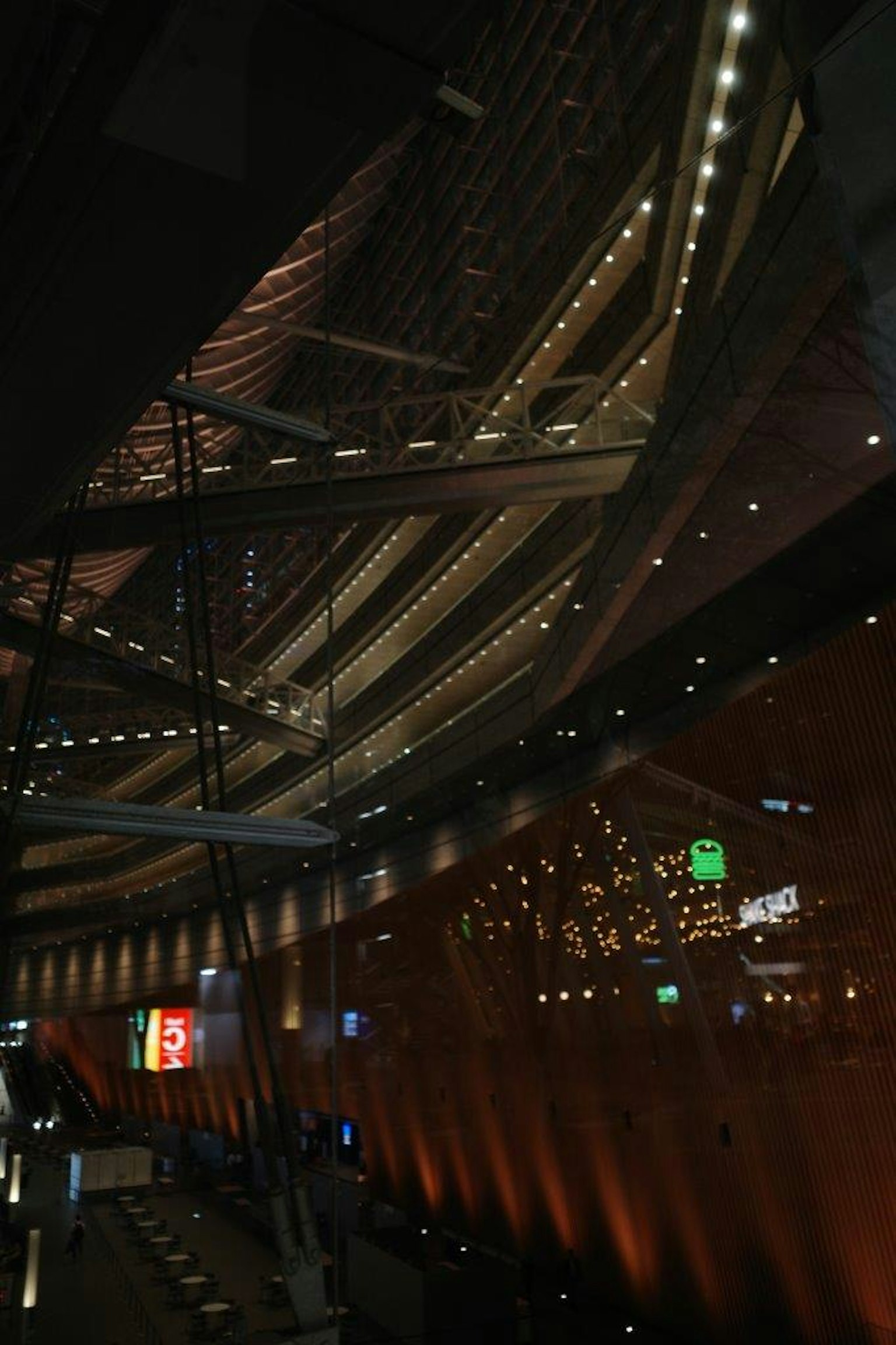 建筑内部展现夜间城市景观的美丽反射和灯光