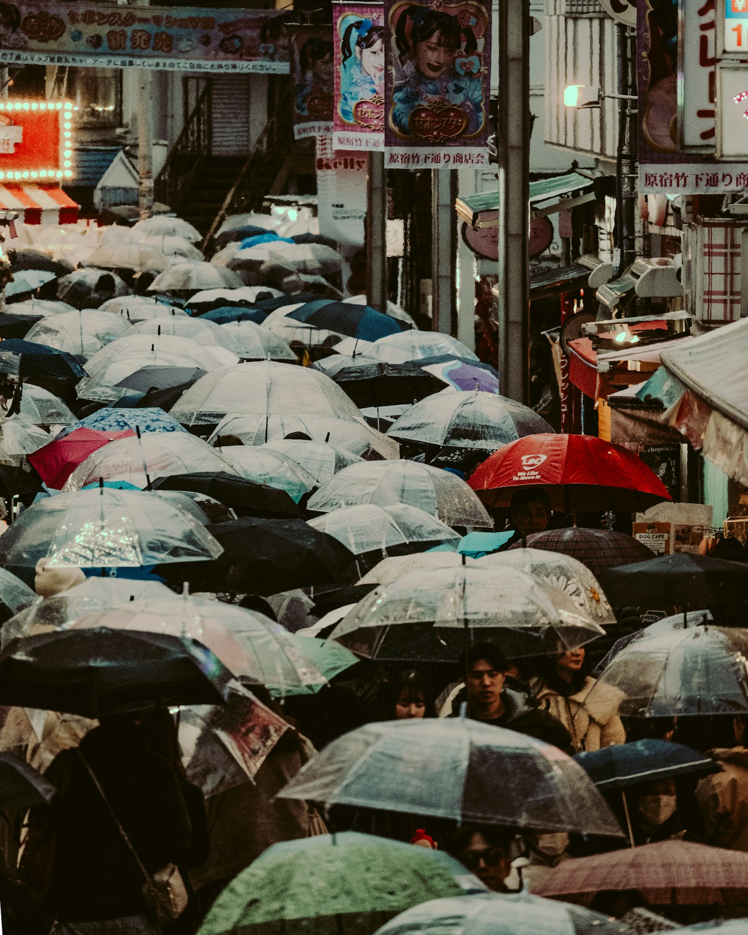 Belebte Straßenszene mit Menschen, die bei Regen Regenschirme halten