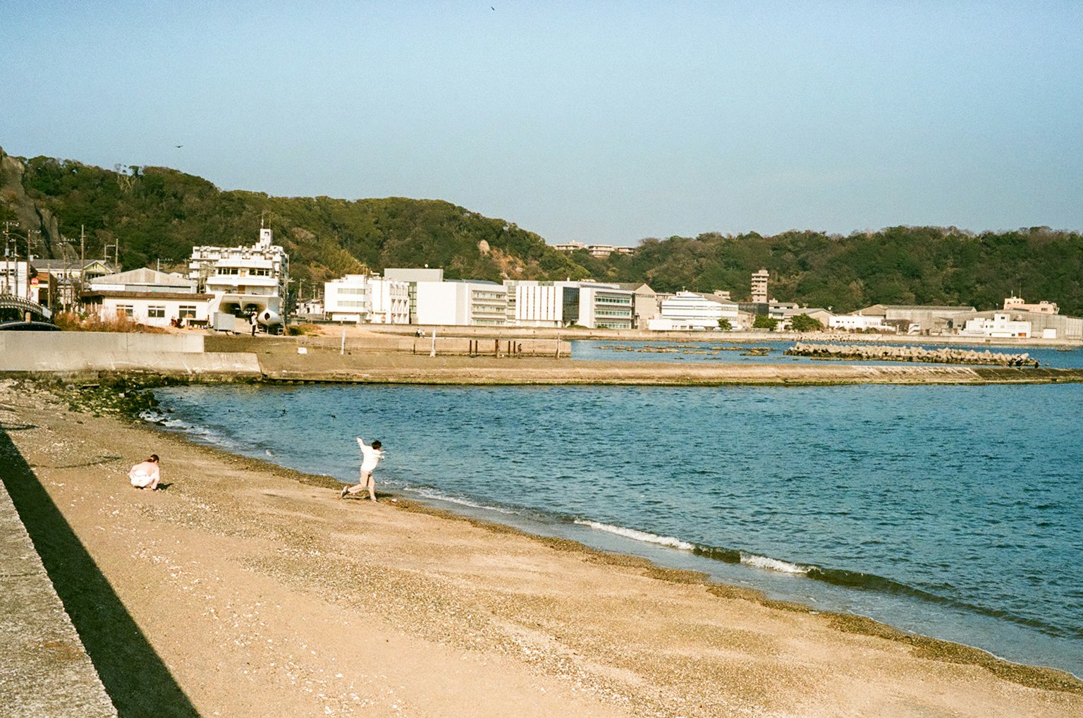 Vista costiera con persone sulla spiaggia