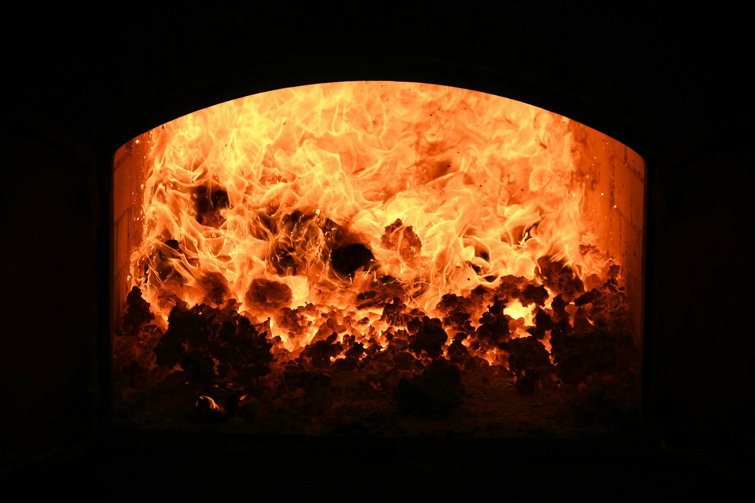 Immagine di fiamme che ardono all'interno di un forno