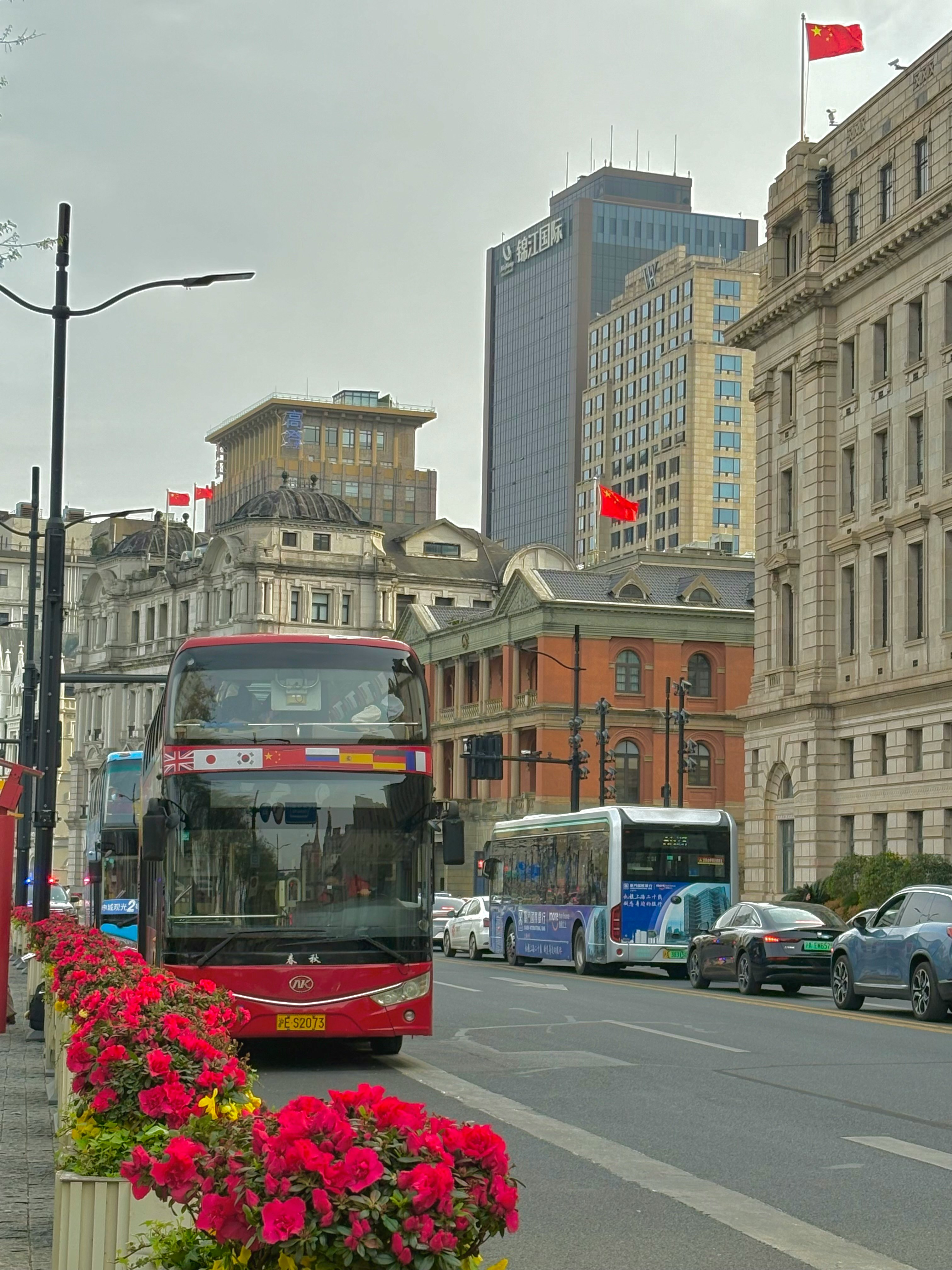 赤い二階建てバスが走るロンドンの街角の通り風景