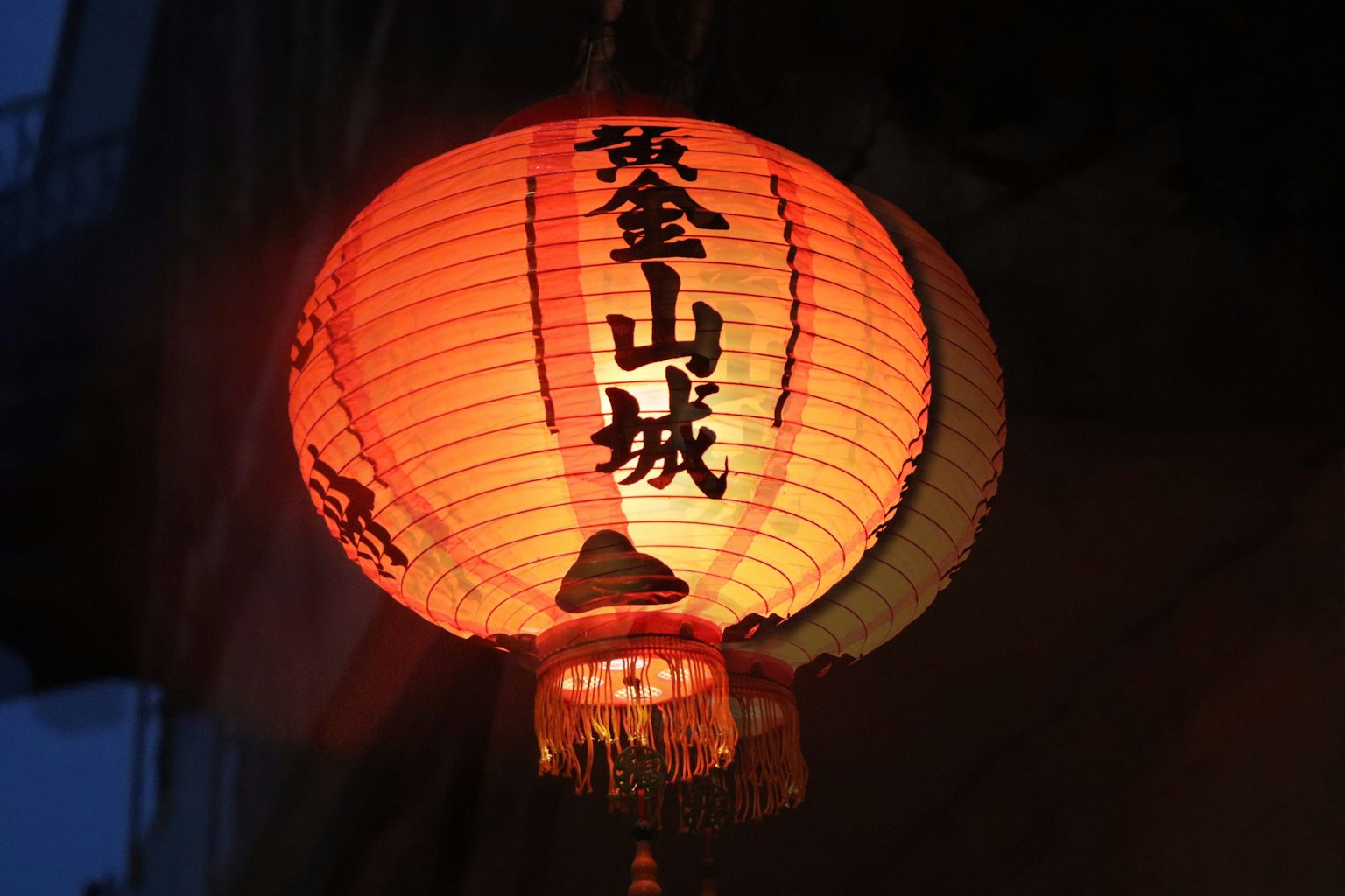 Rote Laterne mit chinesischen Zeichen