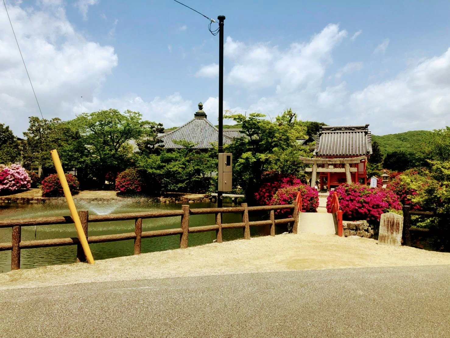 花园石径与红色花卉、传统建筑景观