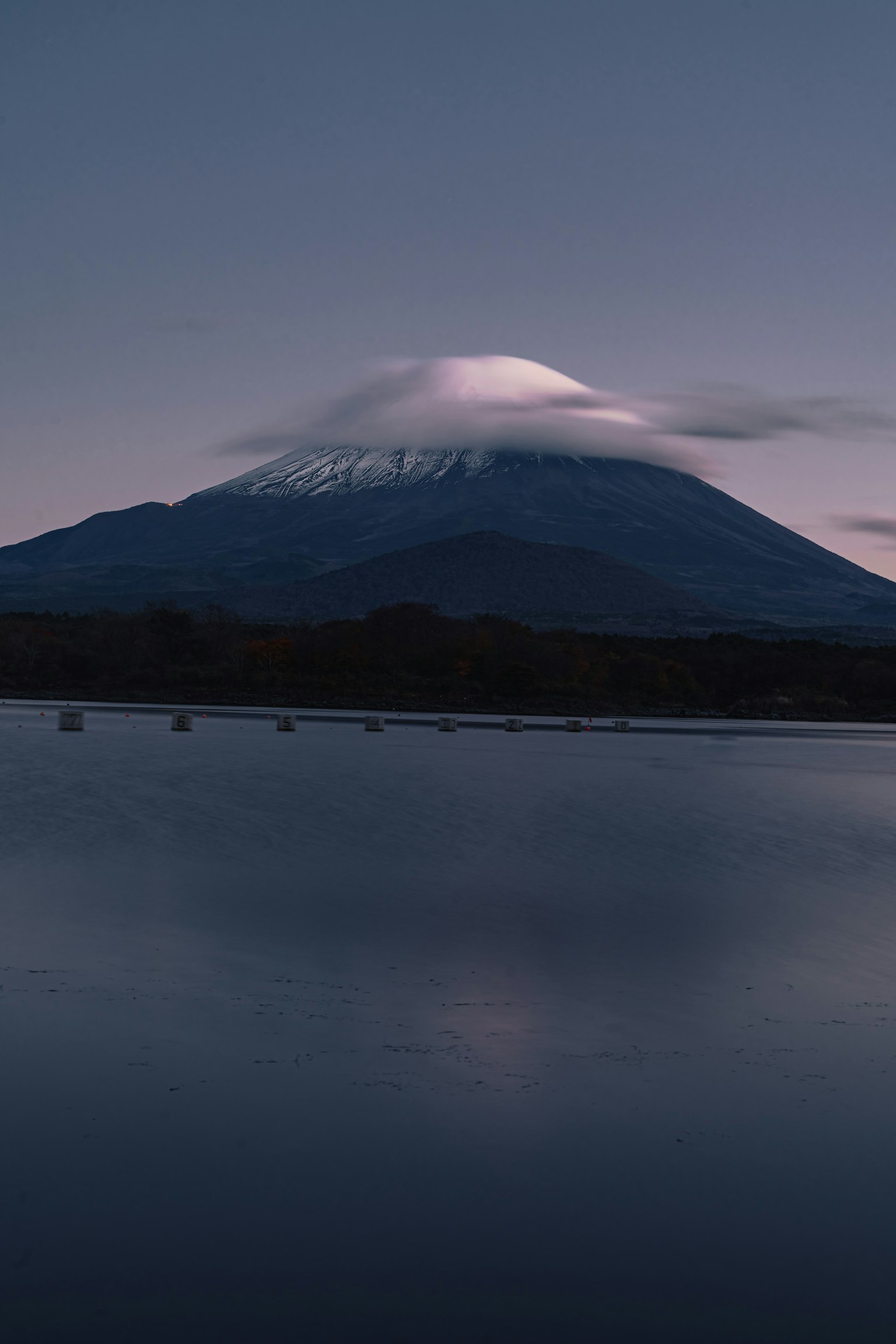 Vista notturna del monte Fuji con un lago calmo