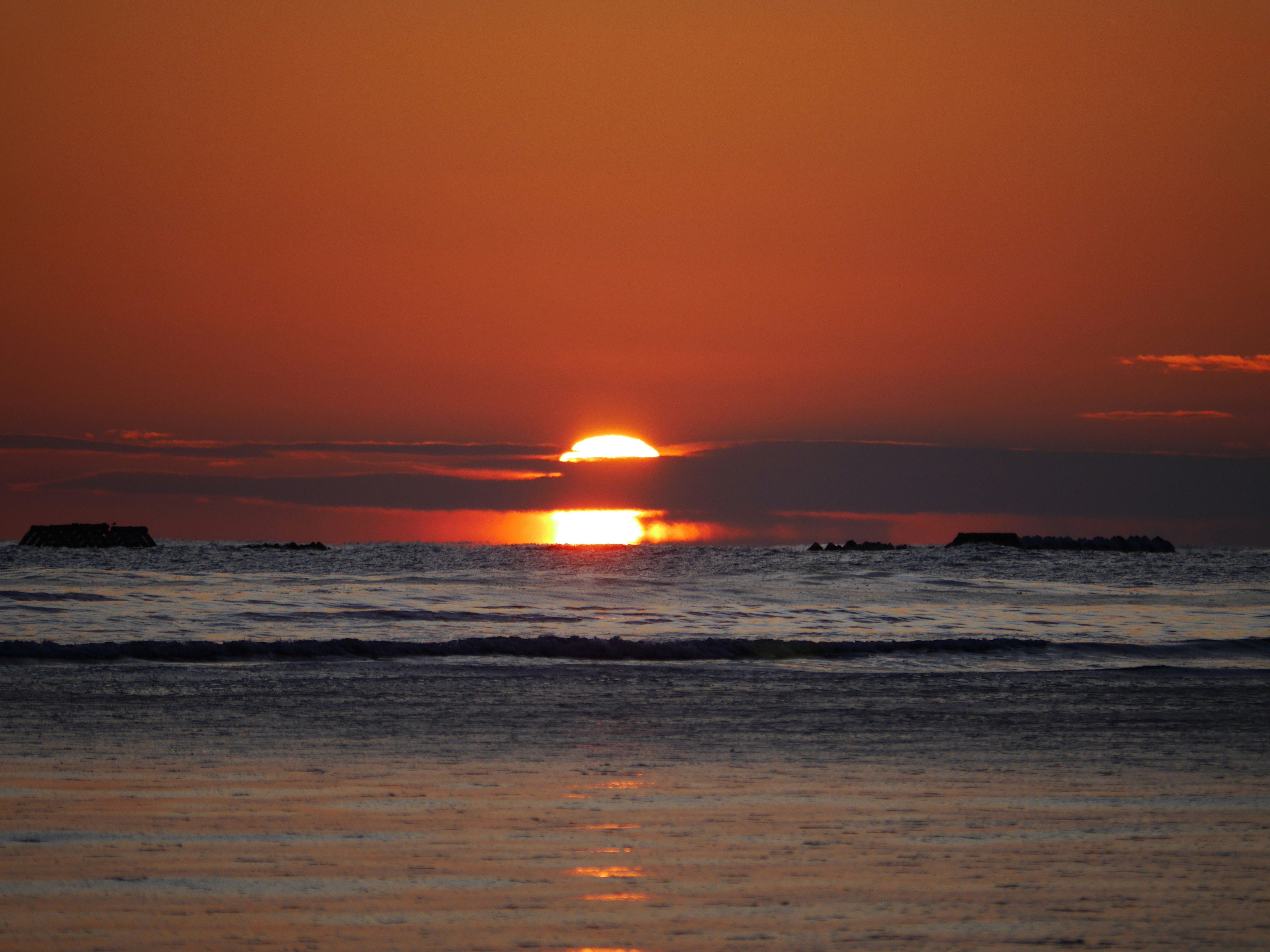 coucher de soleil sur l’océan avec vagues et horizon