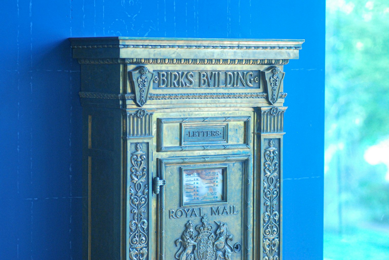 蓝色背景上的装饰性邮筒，带有Bricks Building字样