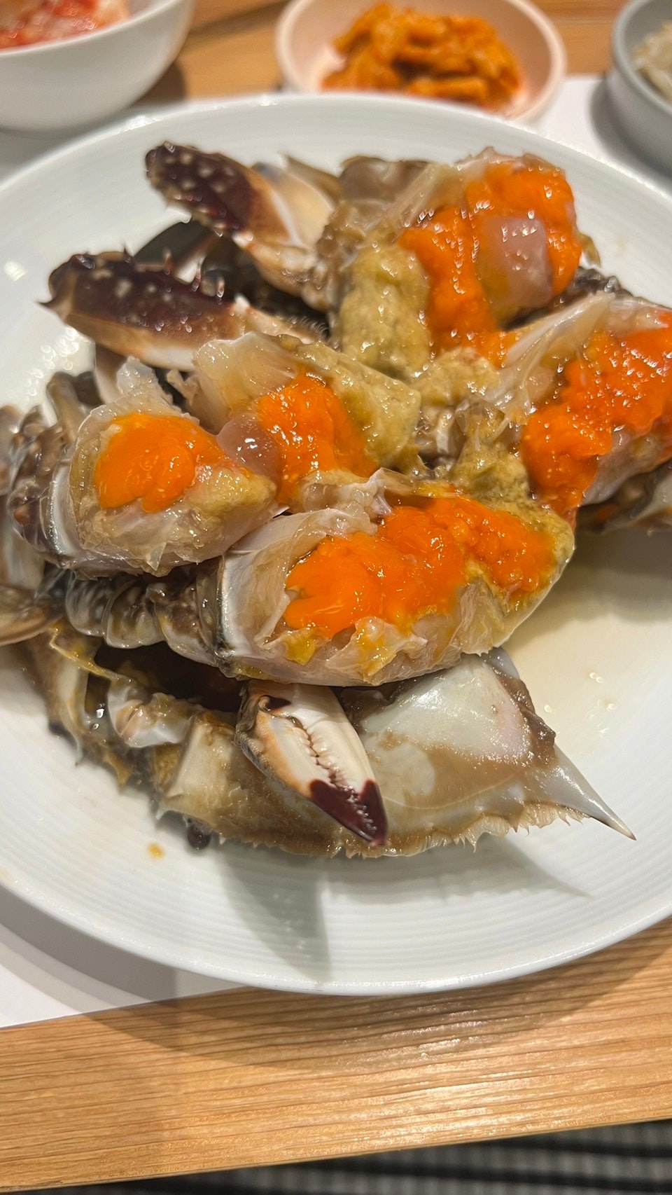 韓式醬油醃蟹（醬蟹/간장게장）上桌