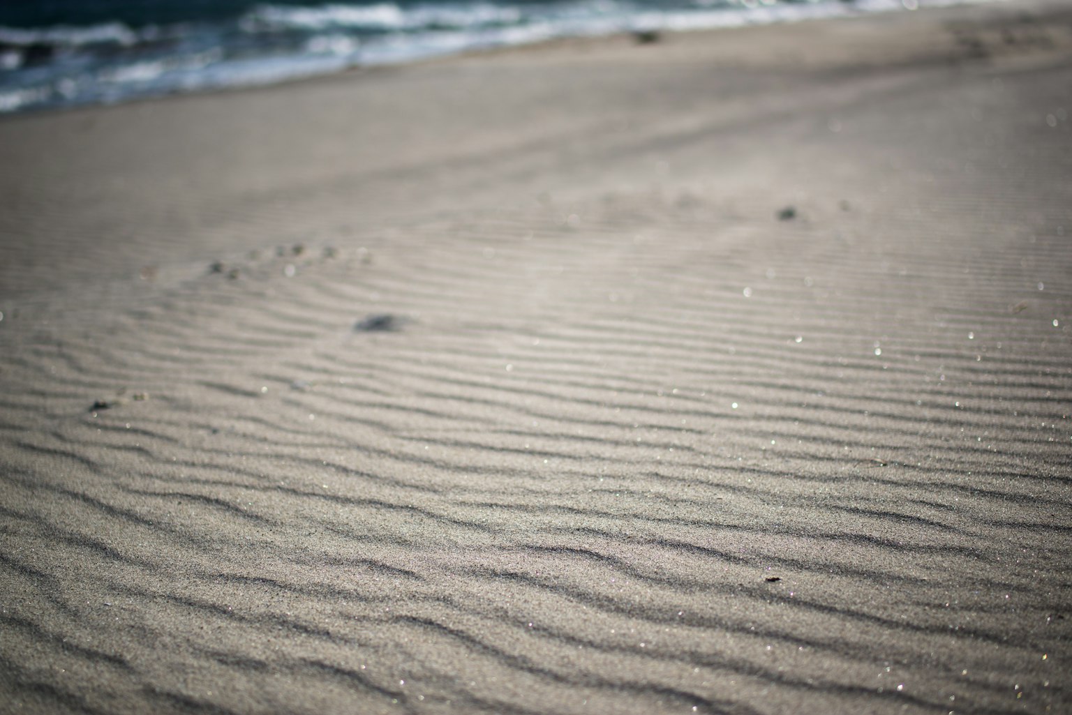 Scène de plage avec des ondulations de sable visibles