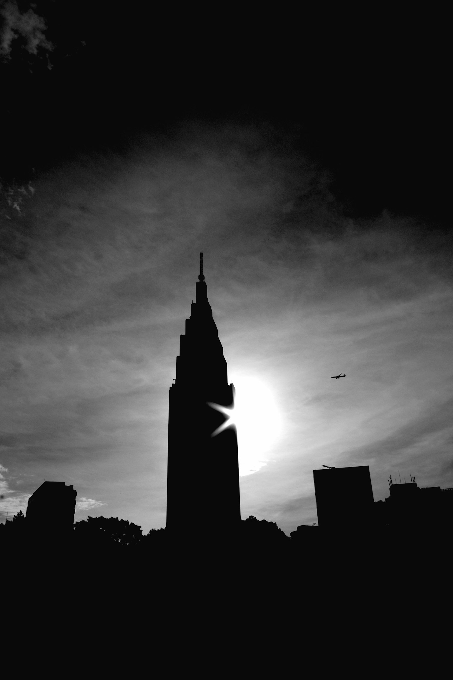 Silhouette des Empire State Building mit Sonnenuntergang im Hintergrund