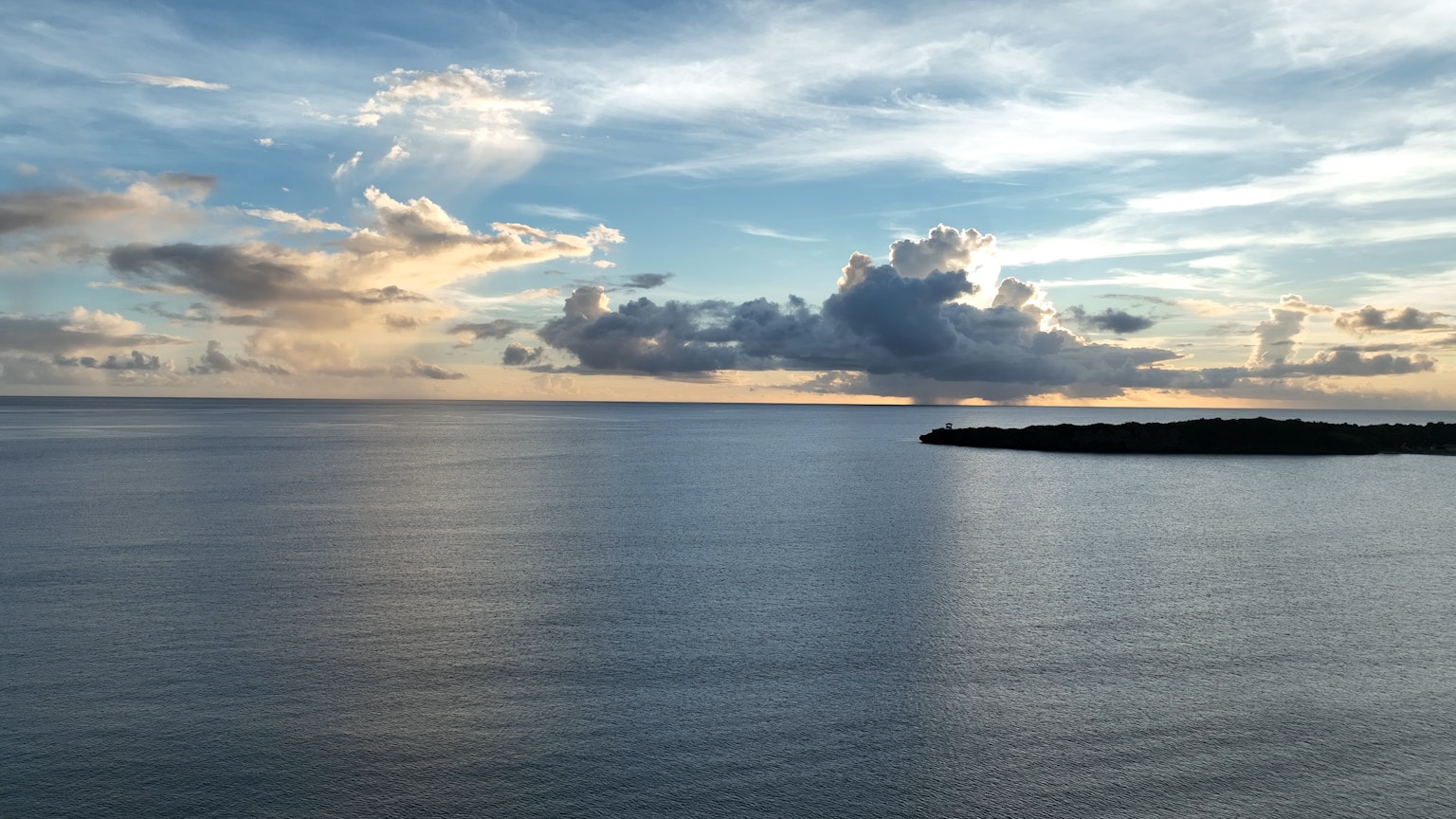 平静的海面与美丽的天空日落云彩和水面反射