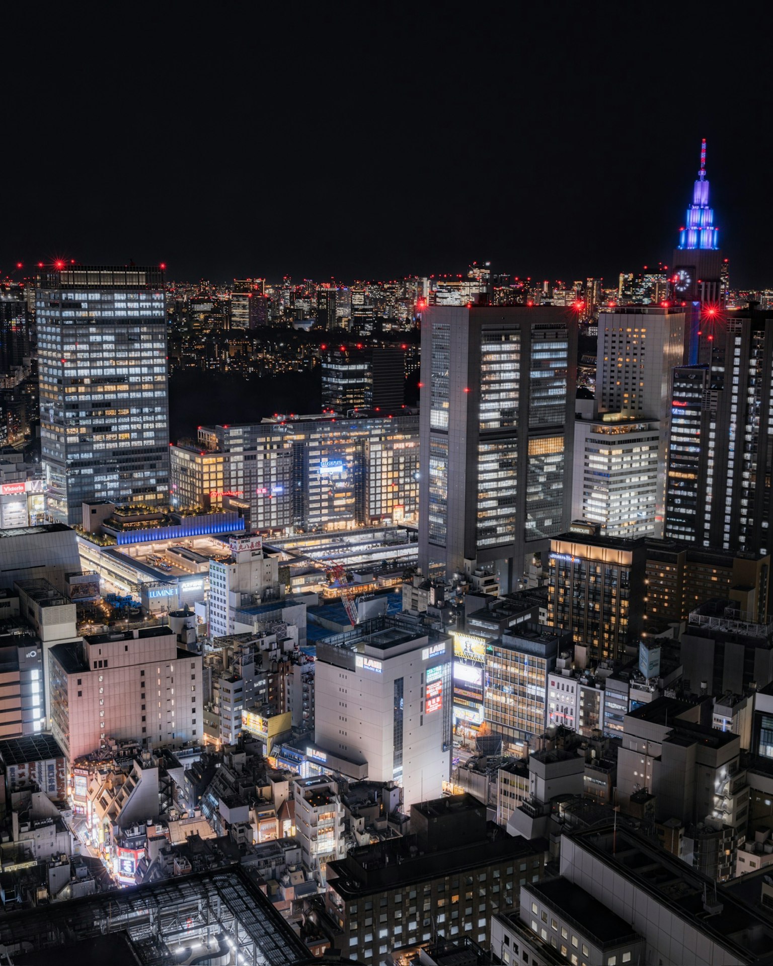 东京夜景，高楼大厦与灯光璀璨的城市景观