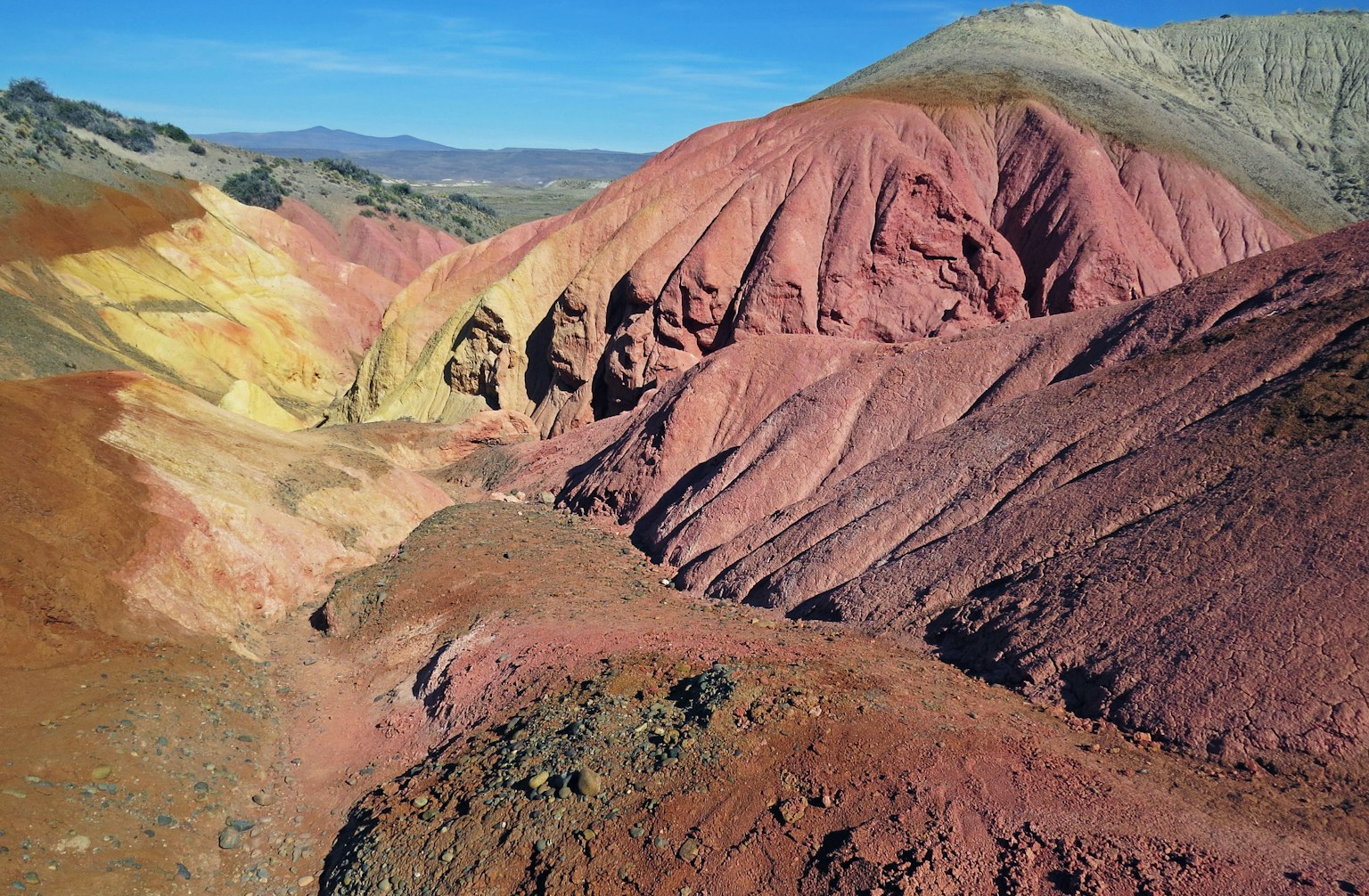 Gunung berlapis berwarna-warni yang menunjukkan berbagai warna