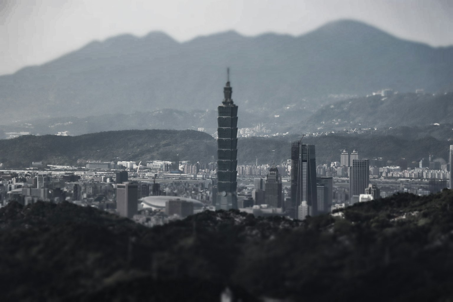 Vista di Taipei 101 con montagne sullo sfondo