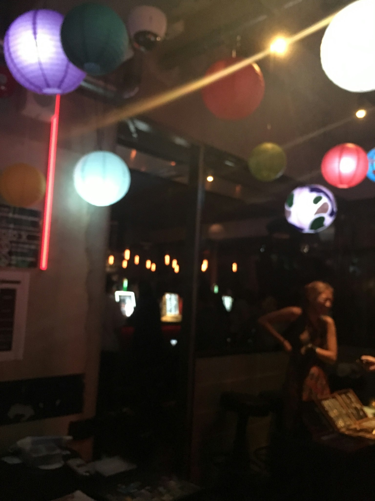 酒吧内部视图，悬挂着五颜六色的灯笼