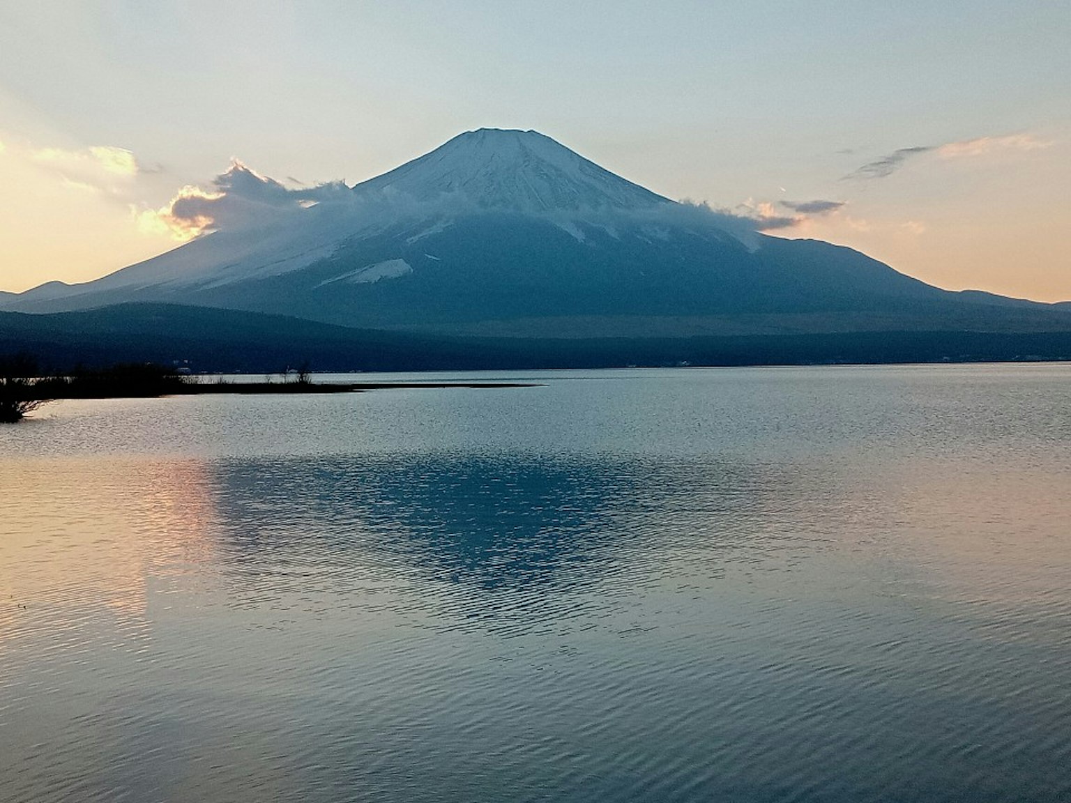 水中倒映的富士山美丽风景