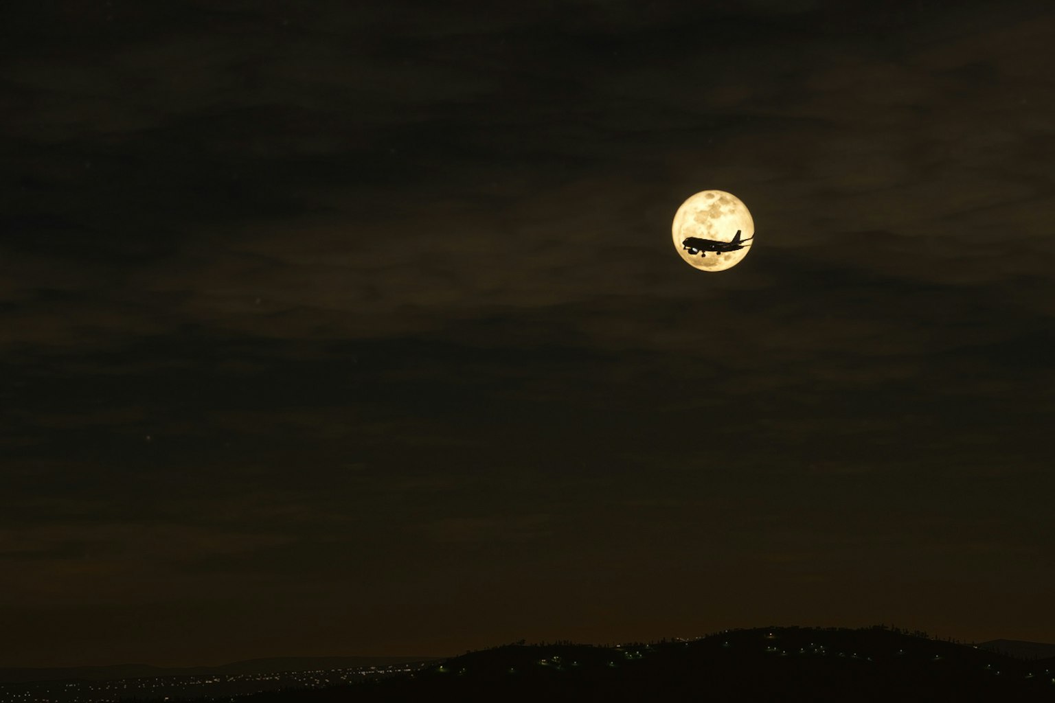 Große Vollmond im Nachthimmel mit der Silhouette eines Flugzeugs davor