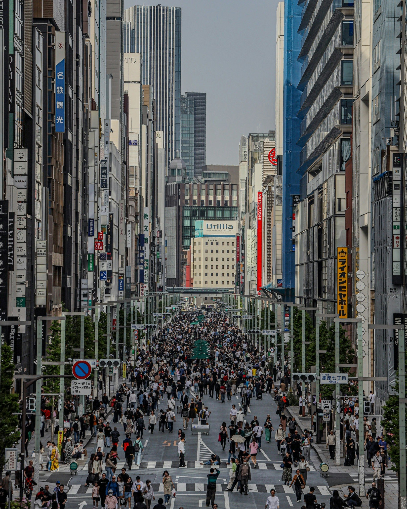 奥行きのある銀座の街並みを見下ろす人の多い通り