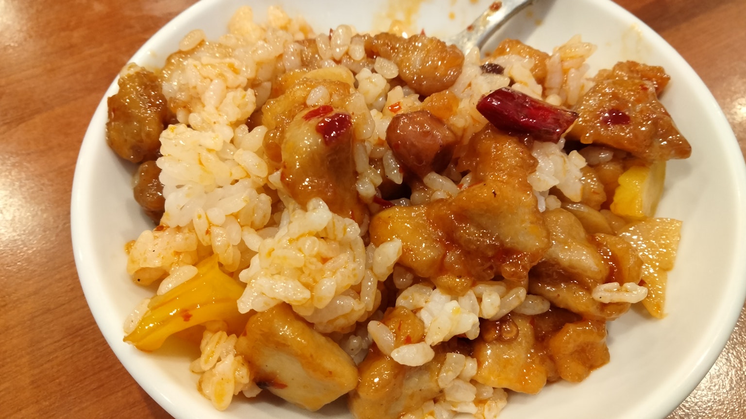 Mangkuk nasi dengan ayam manis dan asam serta sayuran