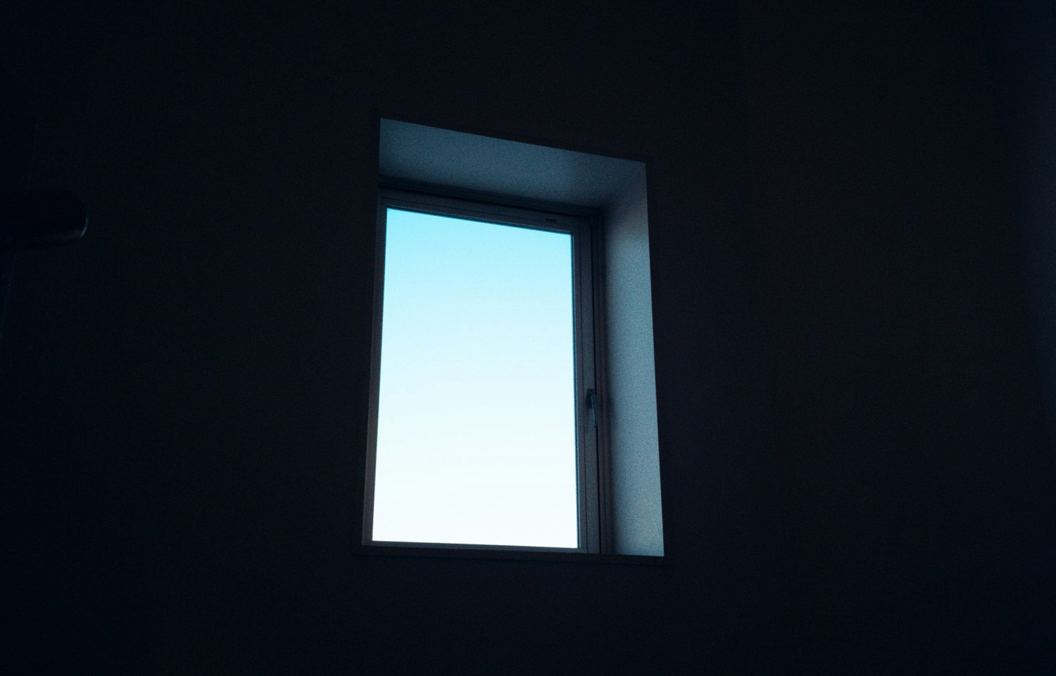 Innenraum mit kleinem Fenster, das Licht hereinlässt
