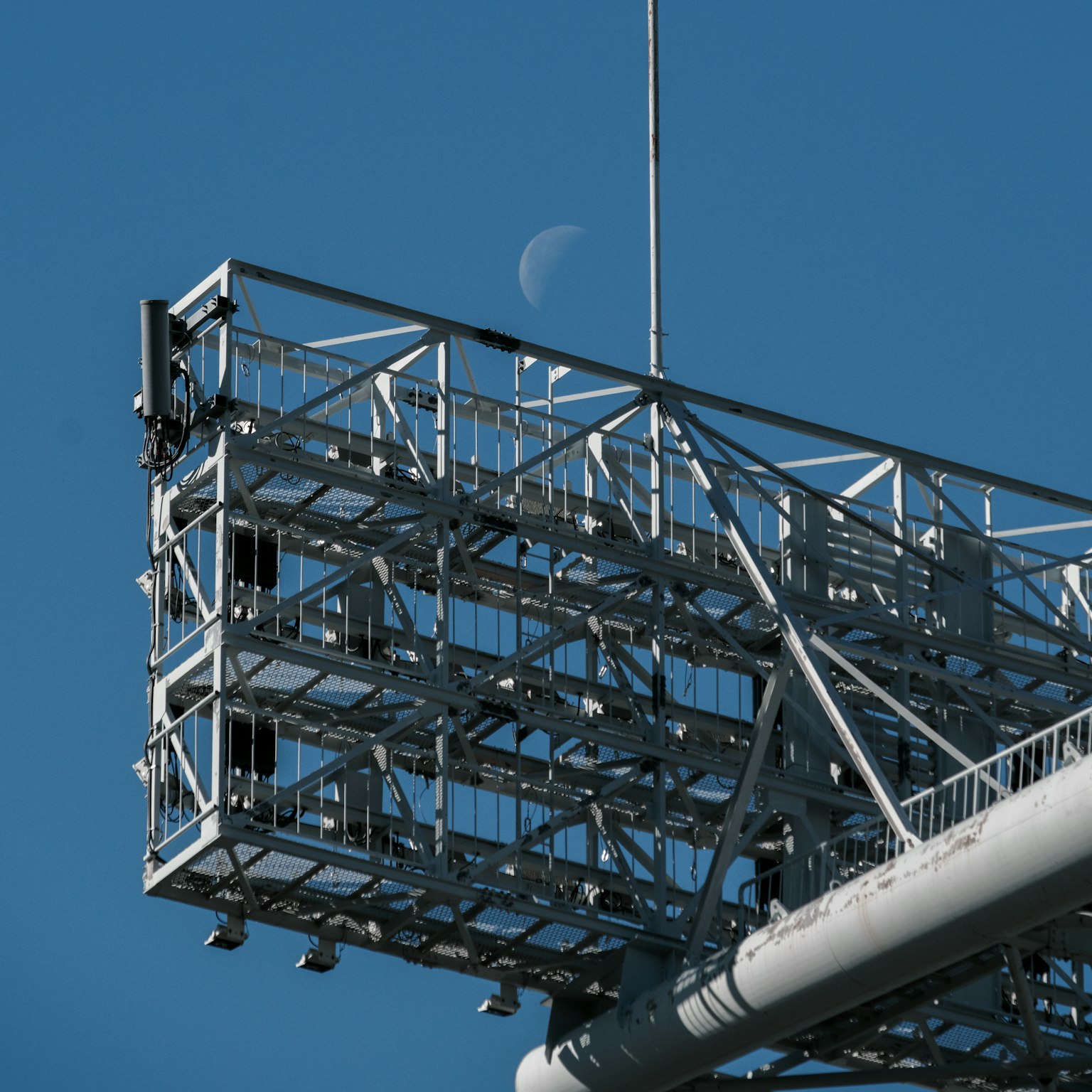 Estructura metálica con luna visible al fondo