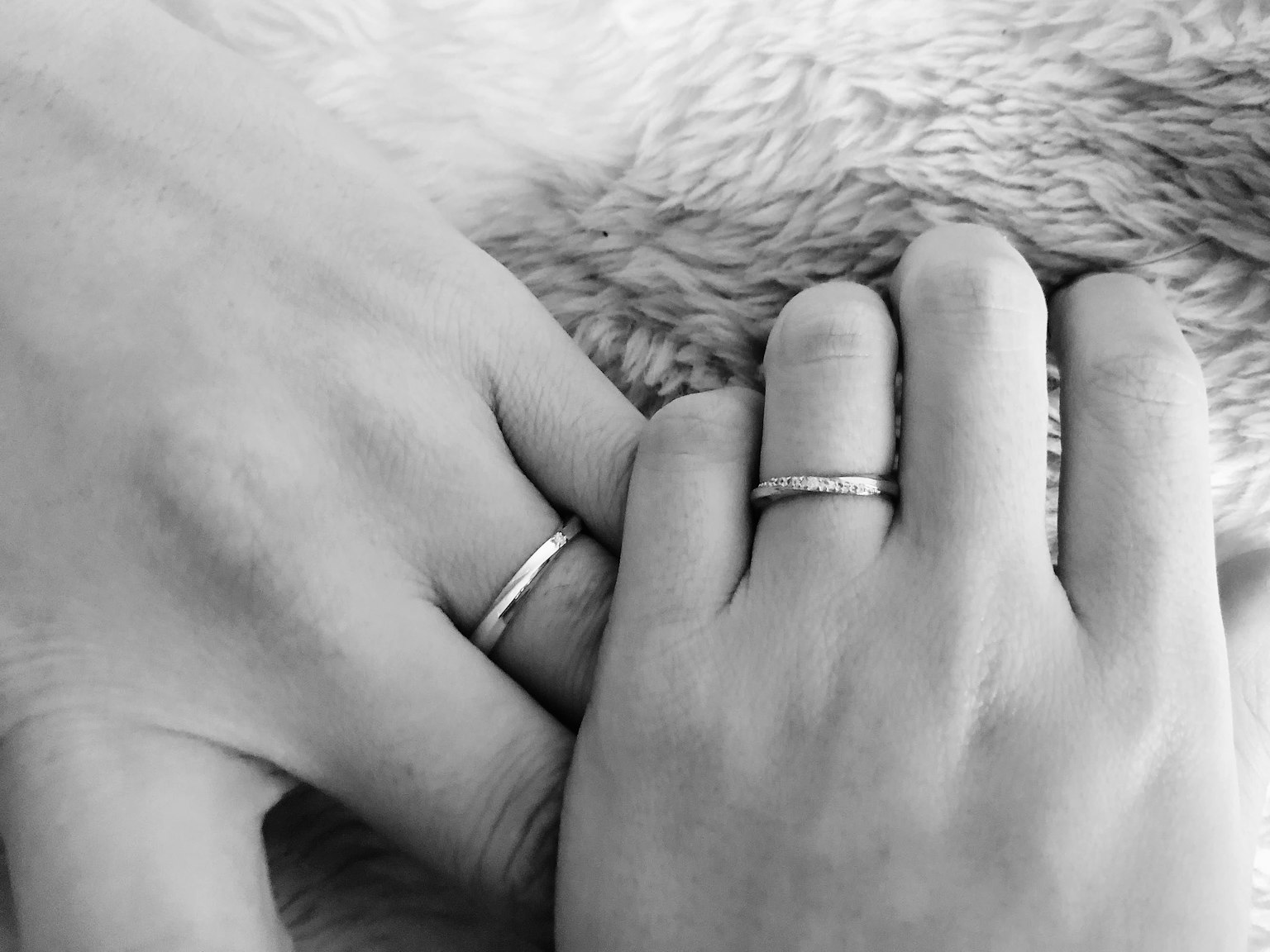 สองมือสัมผัสกันพร้อมแหวนเงิน