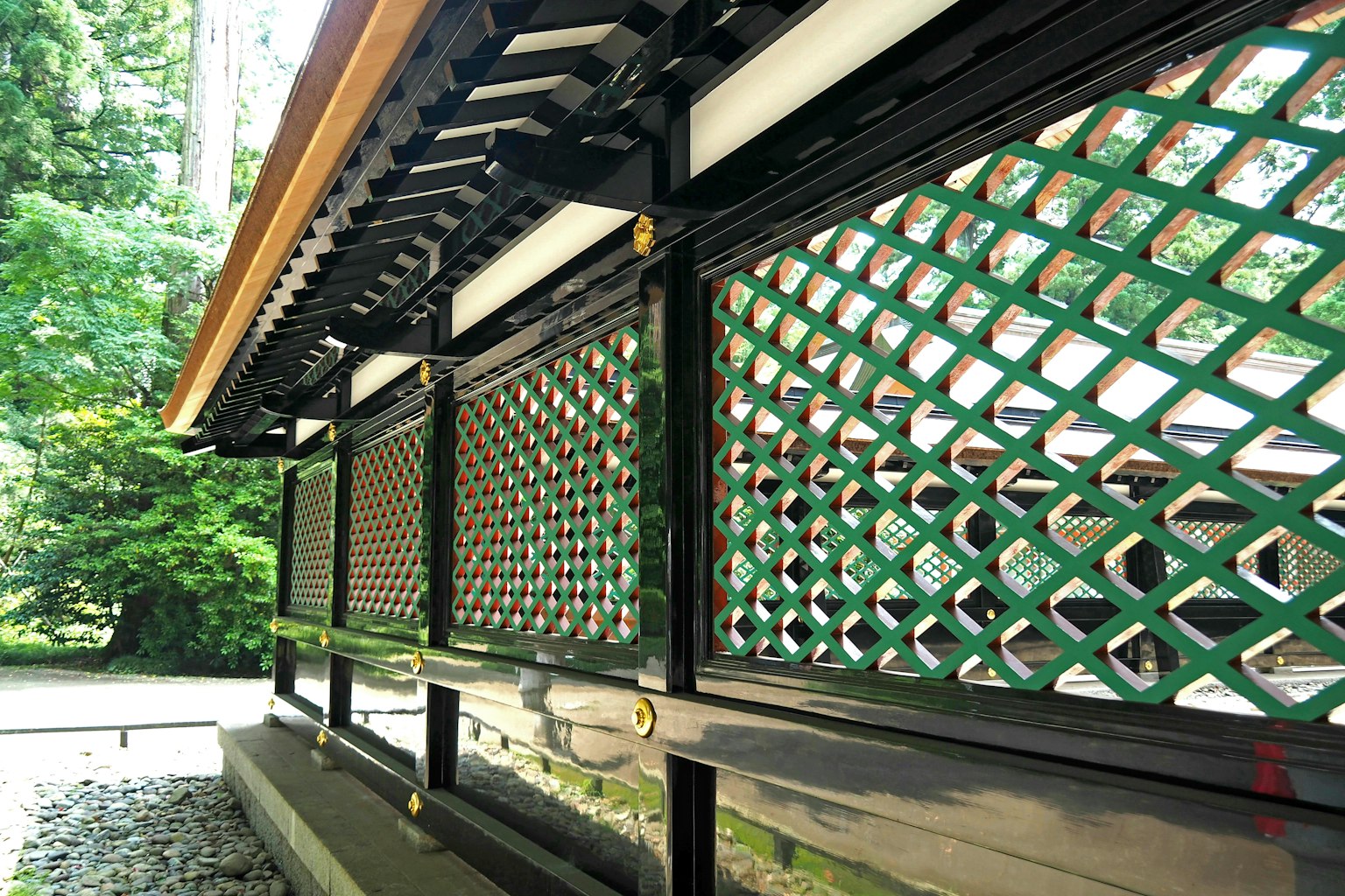 Seitenansicht eines traditionellen japanischen Gebäudes mit grünem Gitterdesign