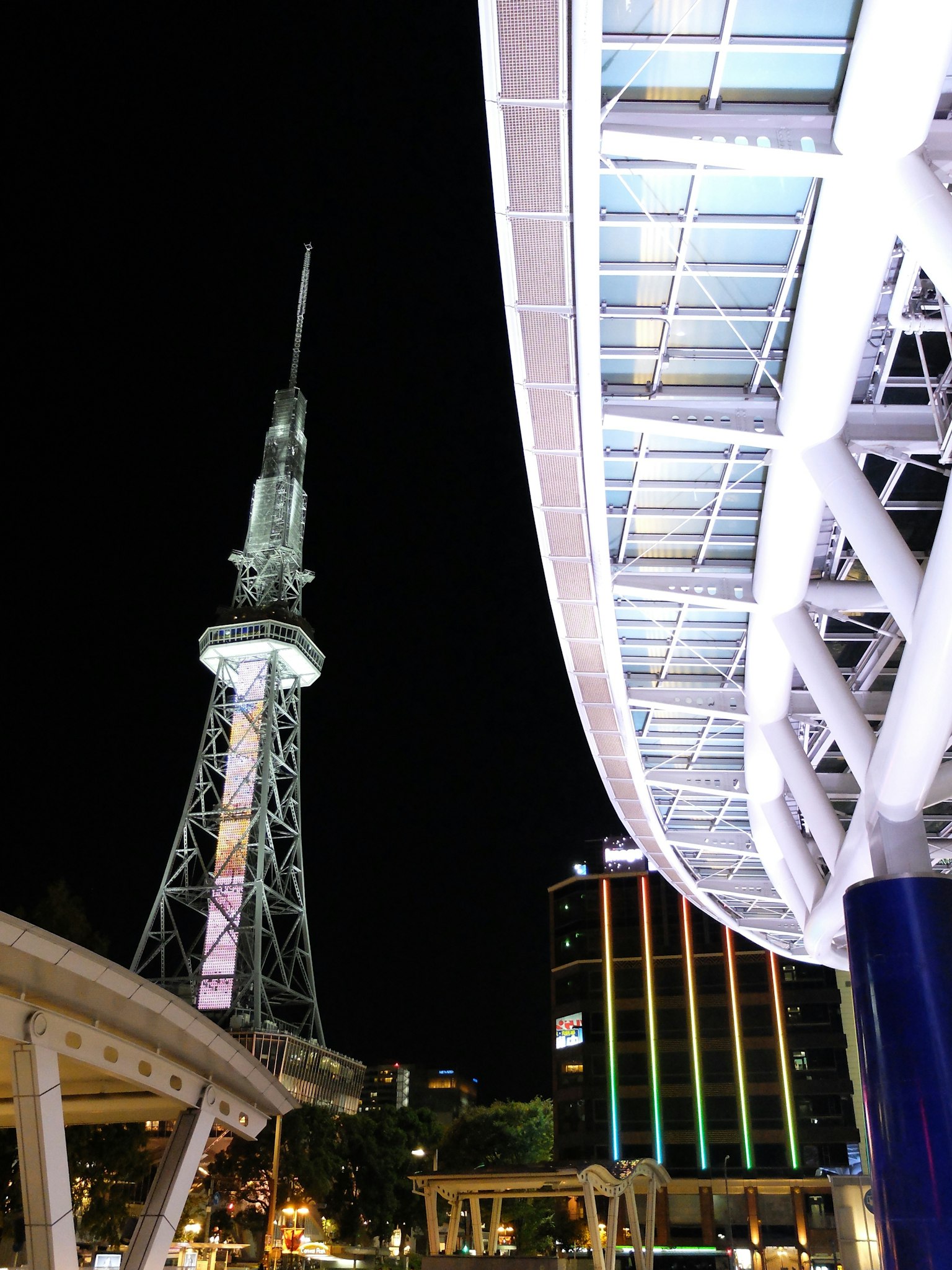 名古屋电视塔和现代建筑的夜空