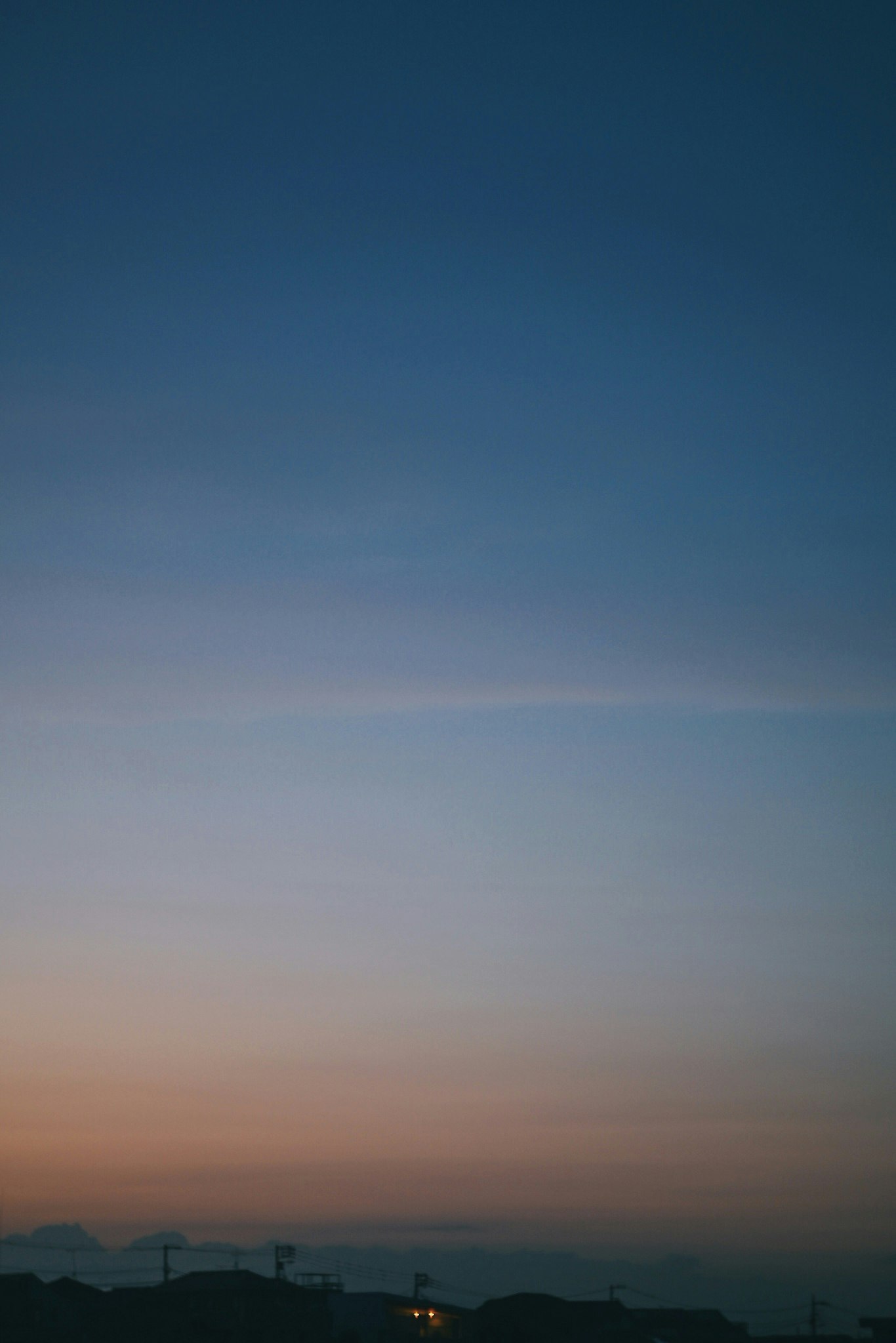 夕暮れの青い空と薄明の地平線