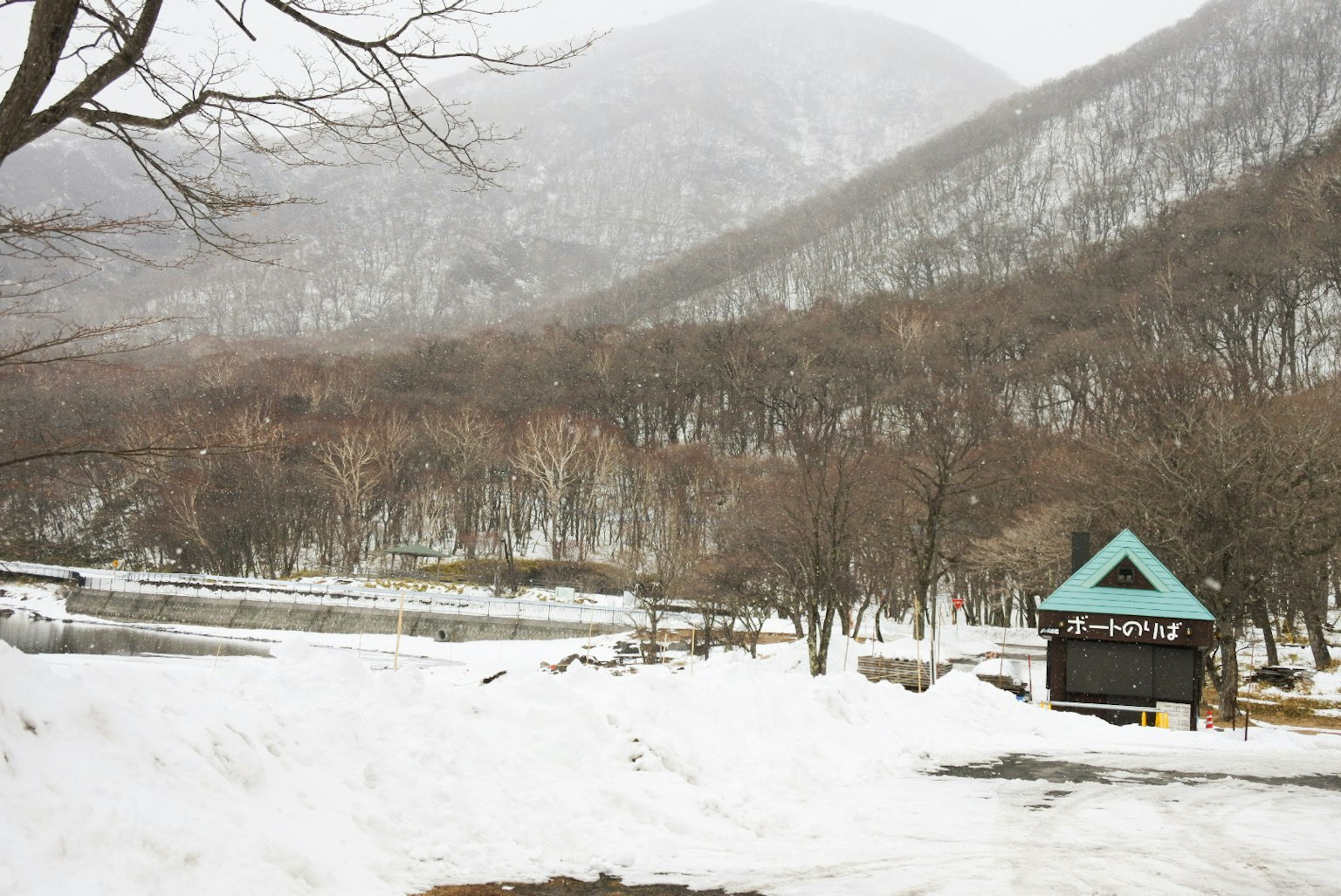 눈으로 덮인 산과 전경의 오두막