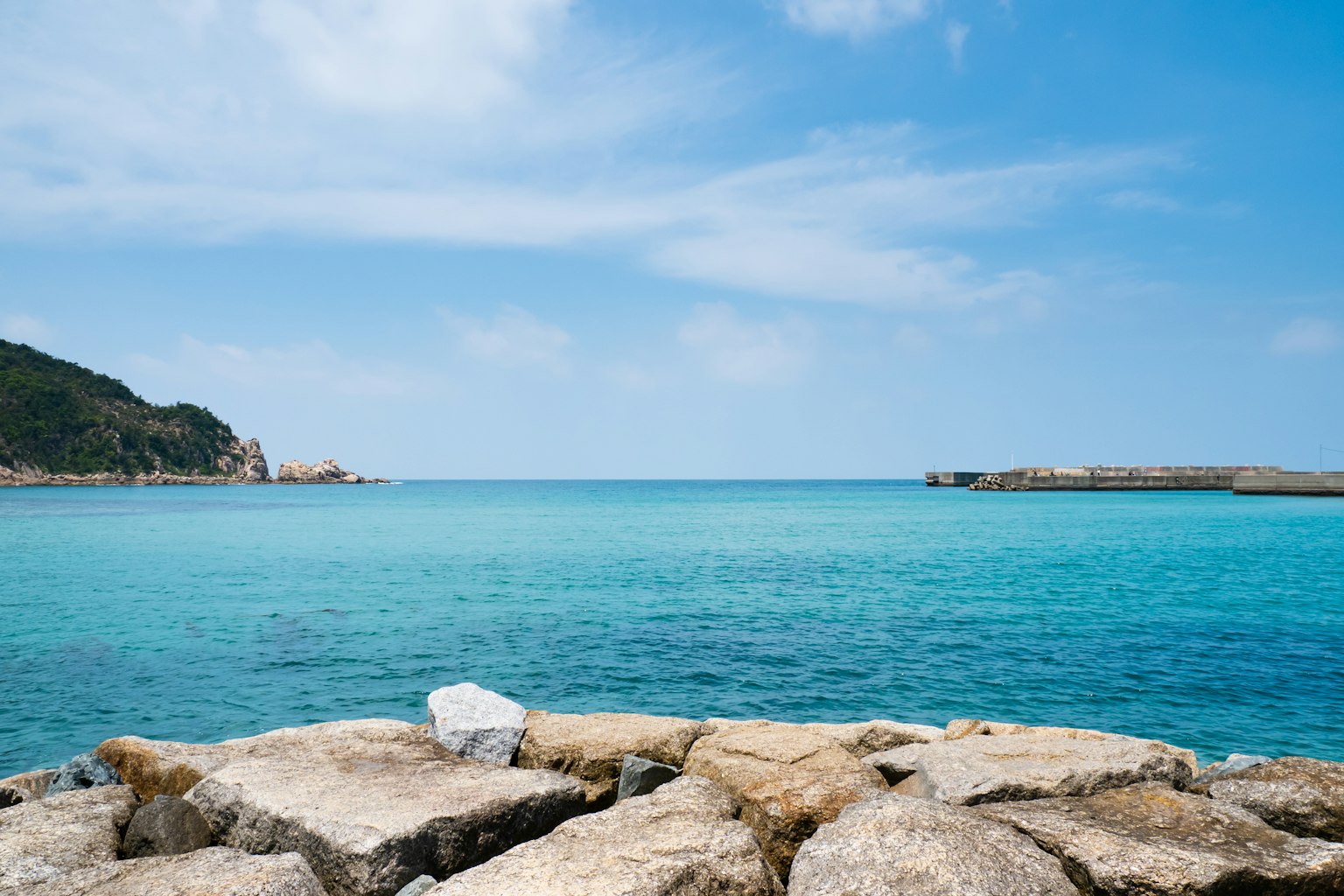 Schöne Küstenlandschaft mit blauem Meer und felsiger Küste