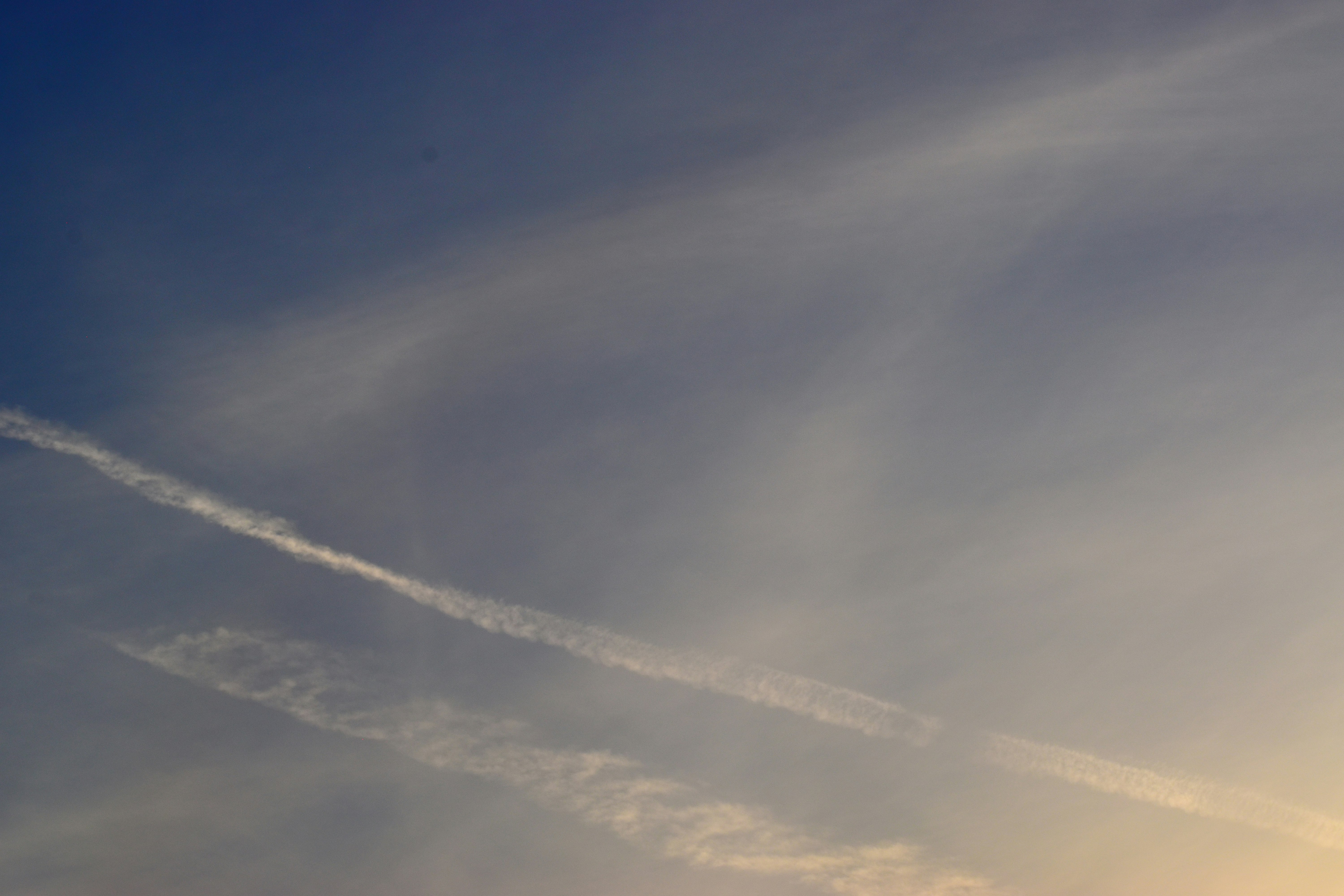 青と黄の淡い空に広がる雲の流れ