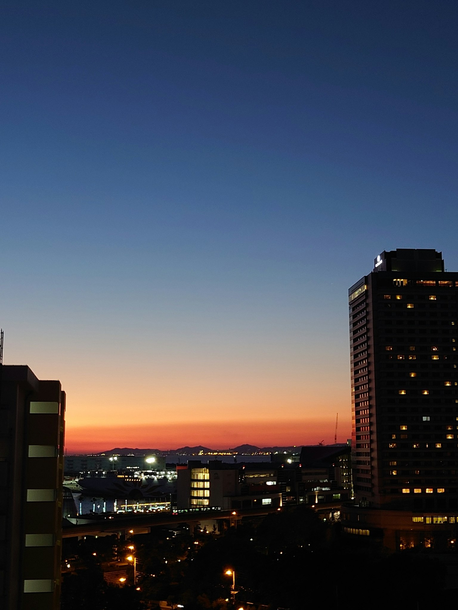 Paisaje urbano al atardecer con silueta de edificios
