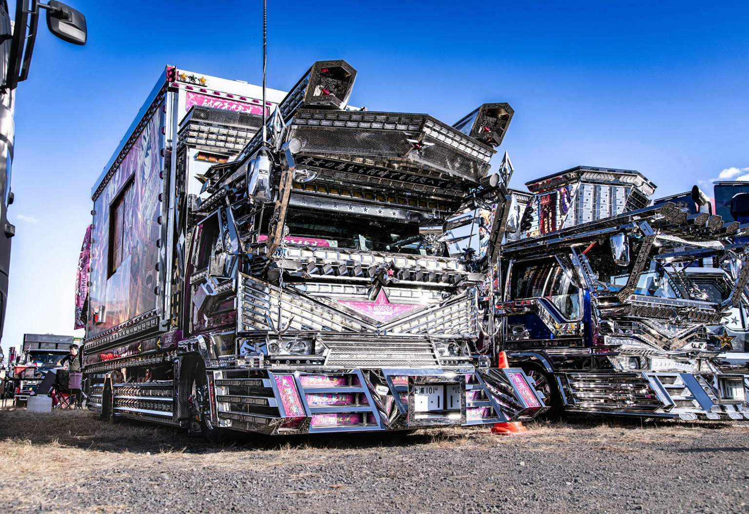 Camion decorati lucidi allineati in un ambiente vivace