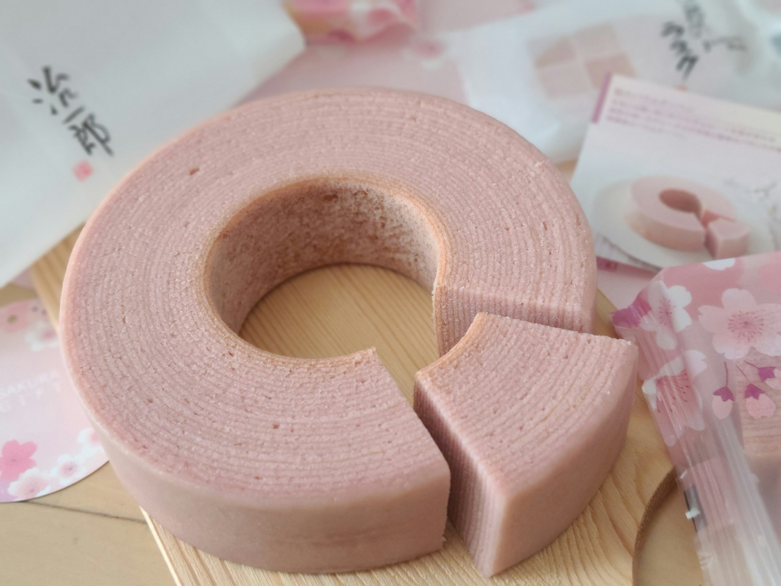 Baumkuchen al sapore di sakura su un piatto di legno