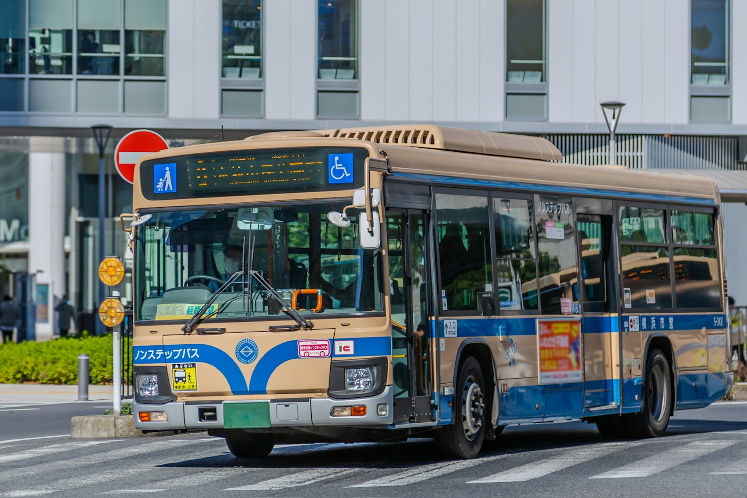 Autobús Olympia pasando por una intersección