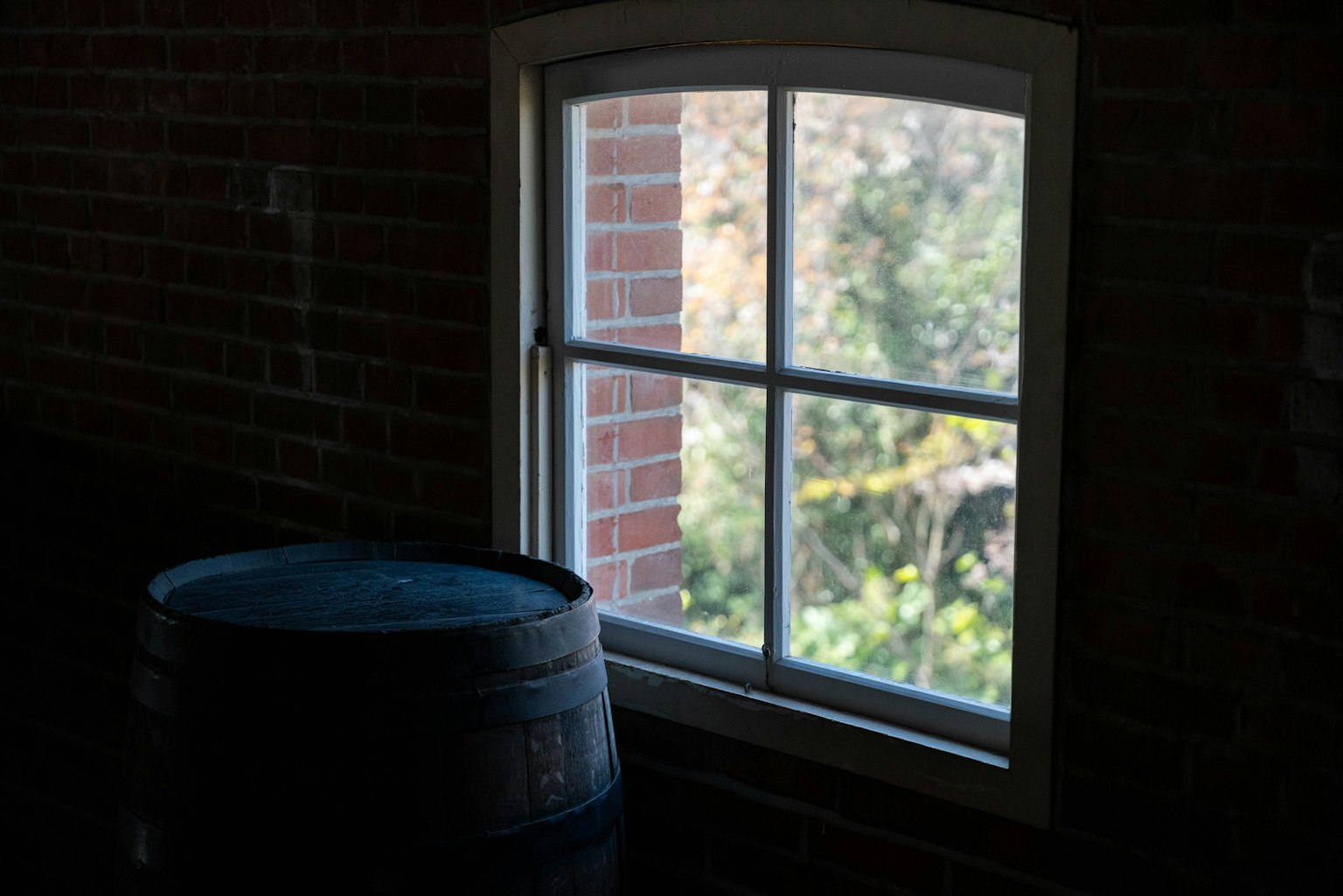 Cảnh bên trong phòng tối có thùng gỗ và cửa sổ