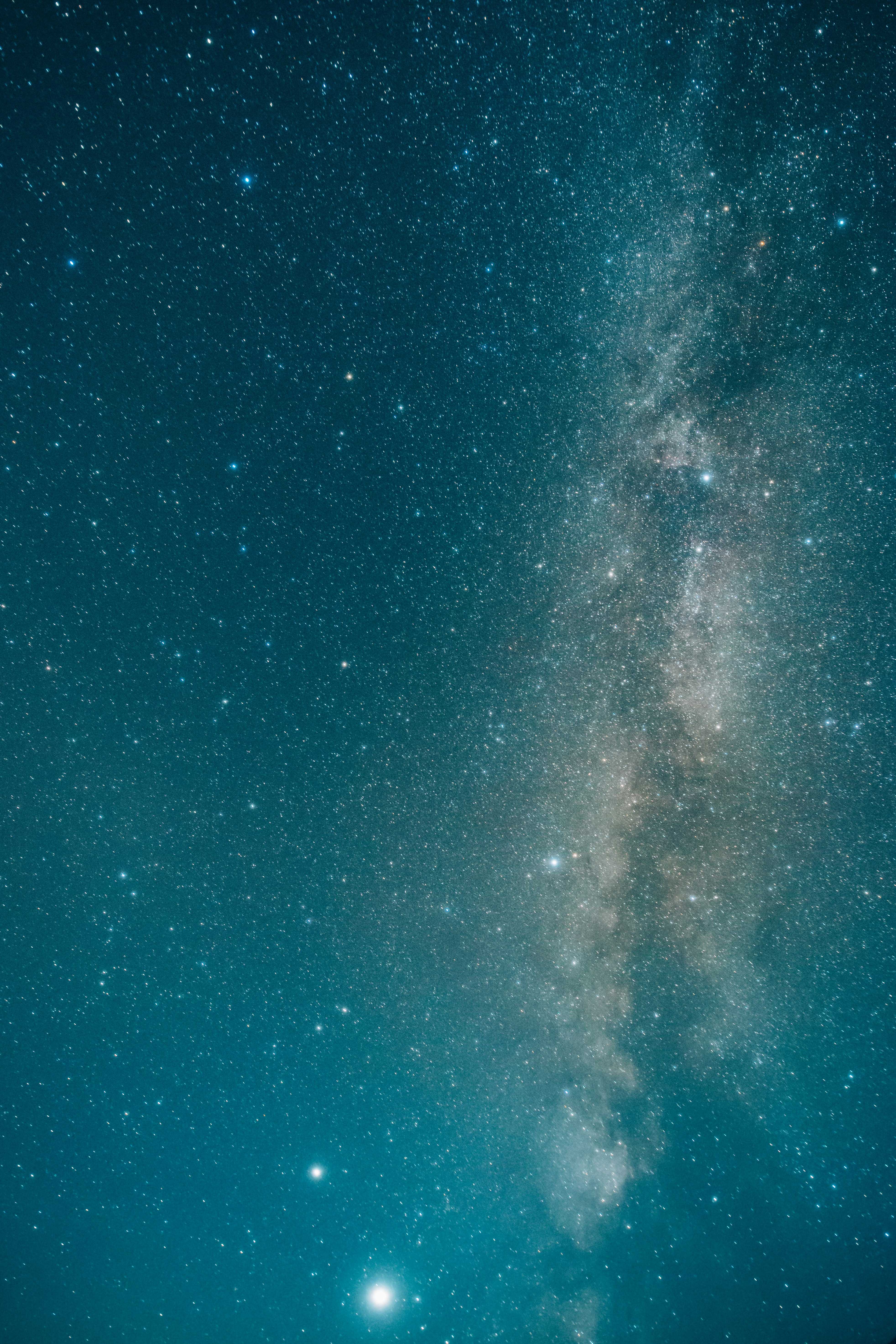 Voie lactée et étoiles dans un ciel nocturne bleu profond