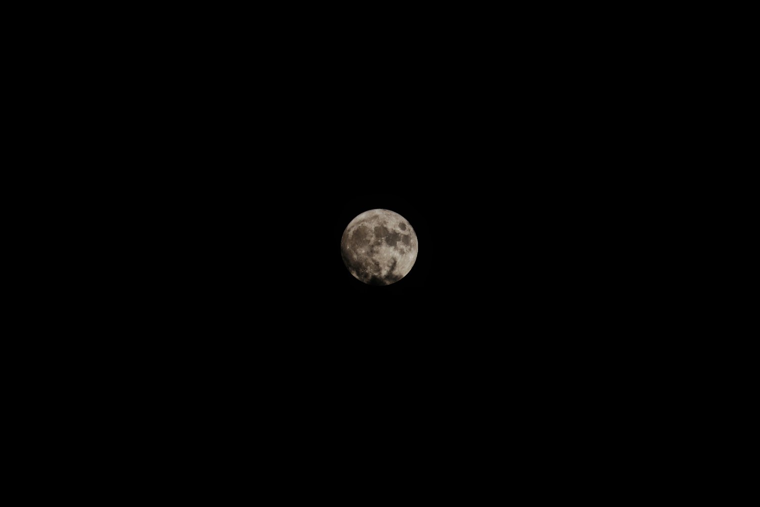 Acercamiento de la luna sobre un fondo oscuro
