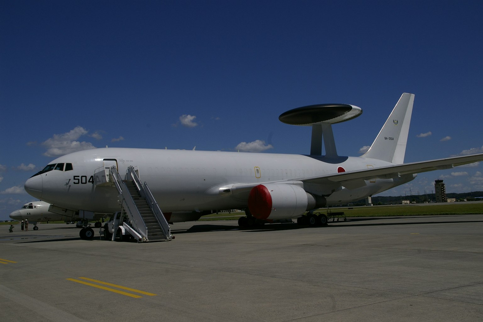 Vista laterale di un aereo di avviso precoce E-2C Hawkeye parcheggiato in aeroporto