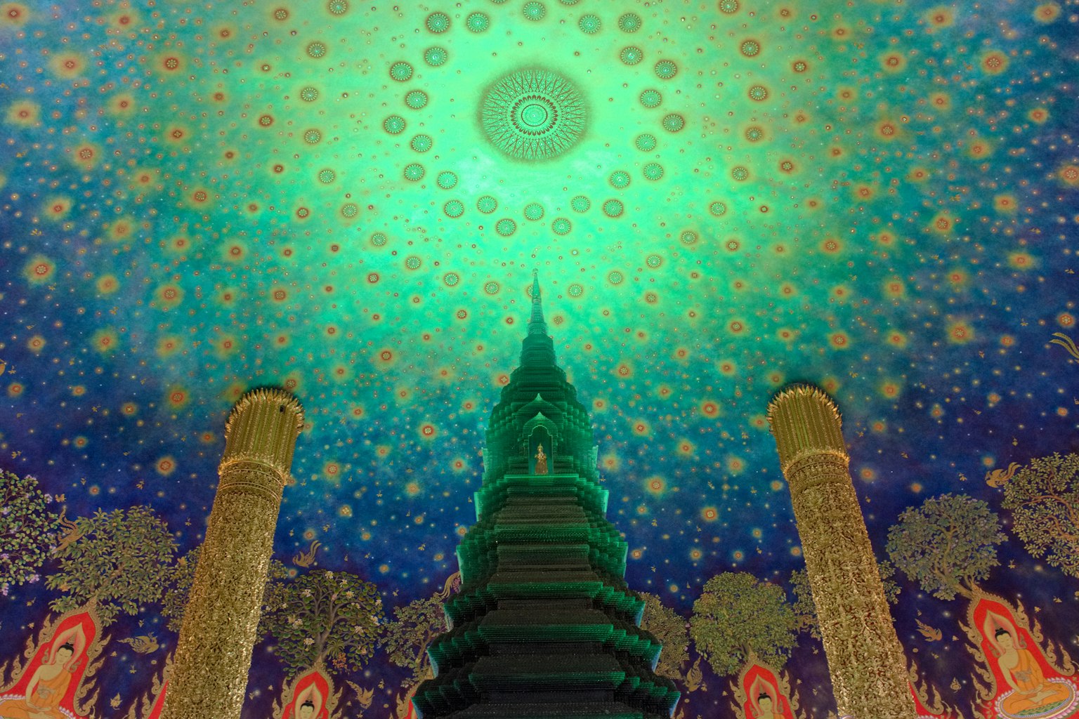 ภายในวัดที่มีหอระฆังใต้เพดานสีเขียวและเสาทอง